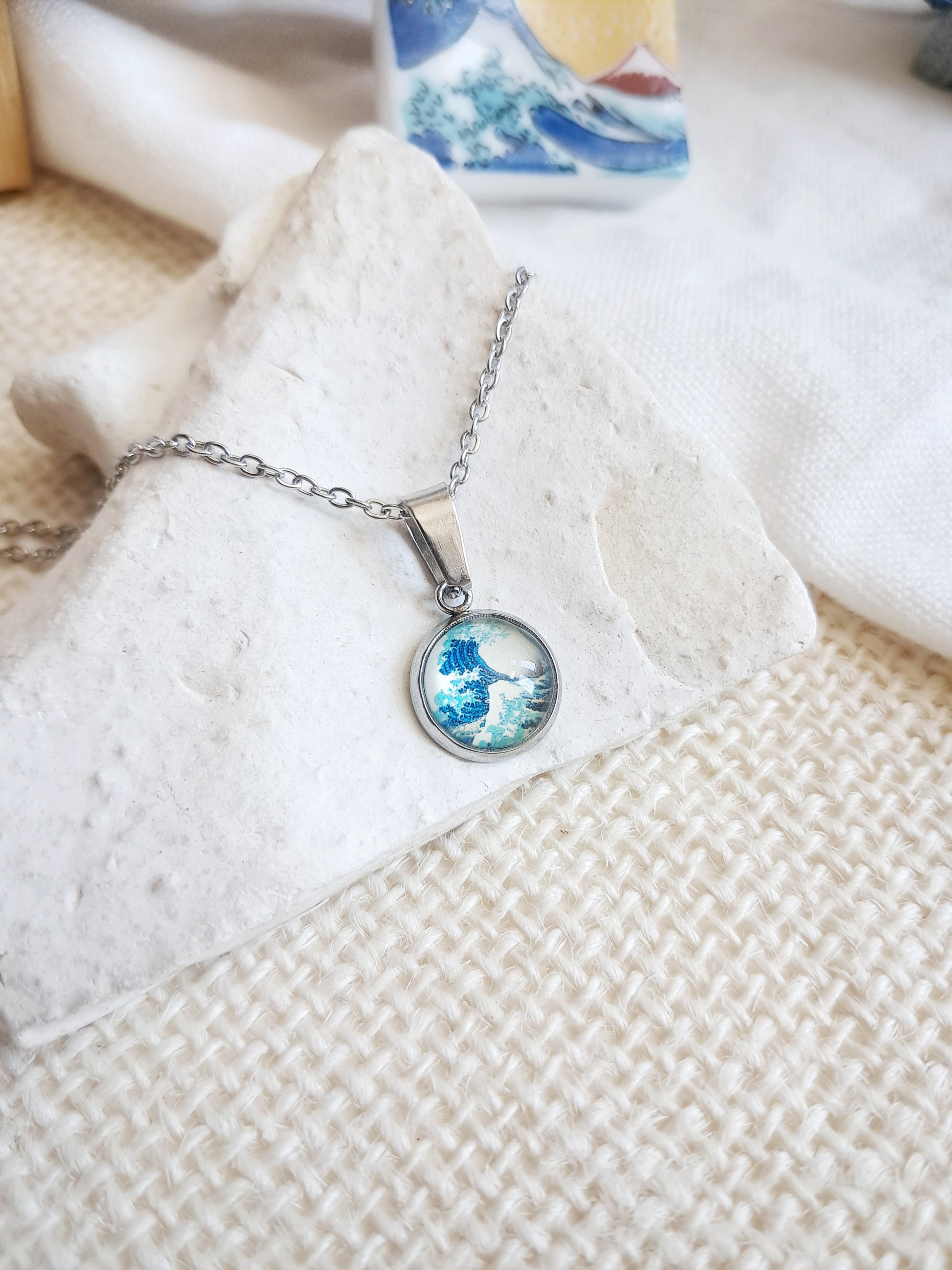 Collier "La grande vague de Kanagawa" par Hokusai - exposition Nantes 2025