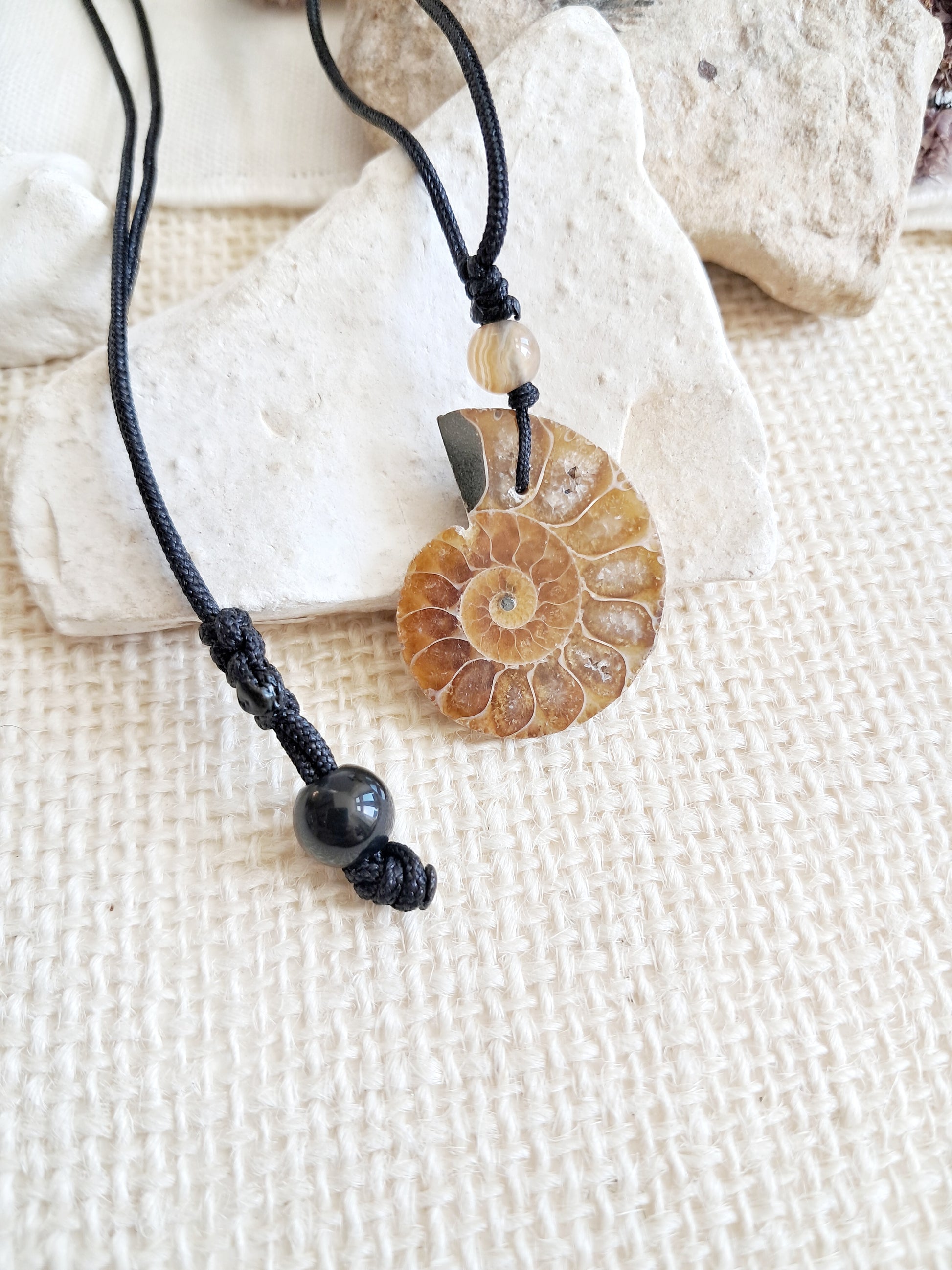 Collier ammonite sur cordon ajustable