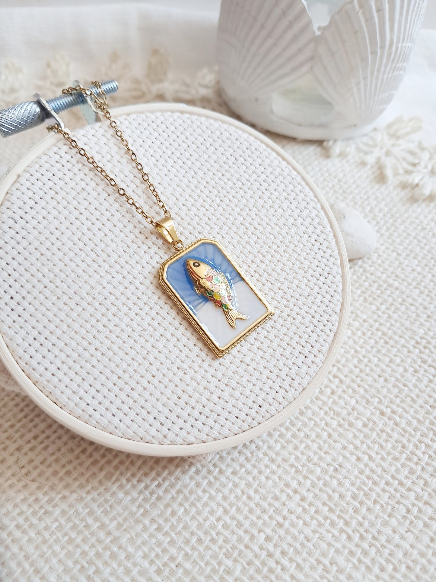 Collier pendentif plaque poisson colorée en acier inoxydable doré