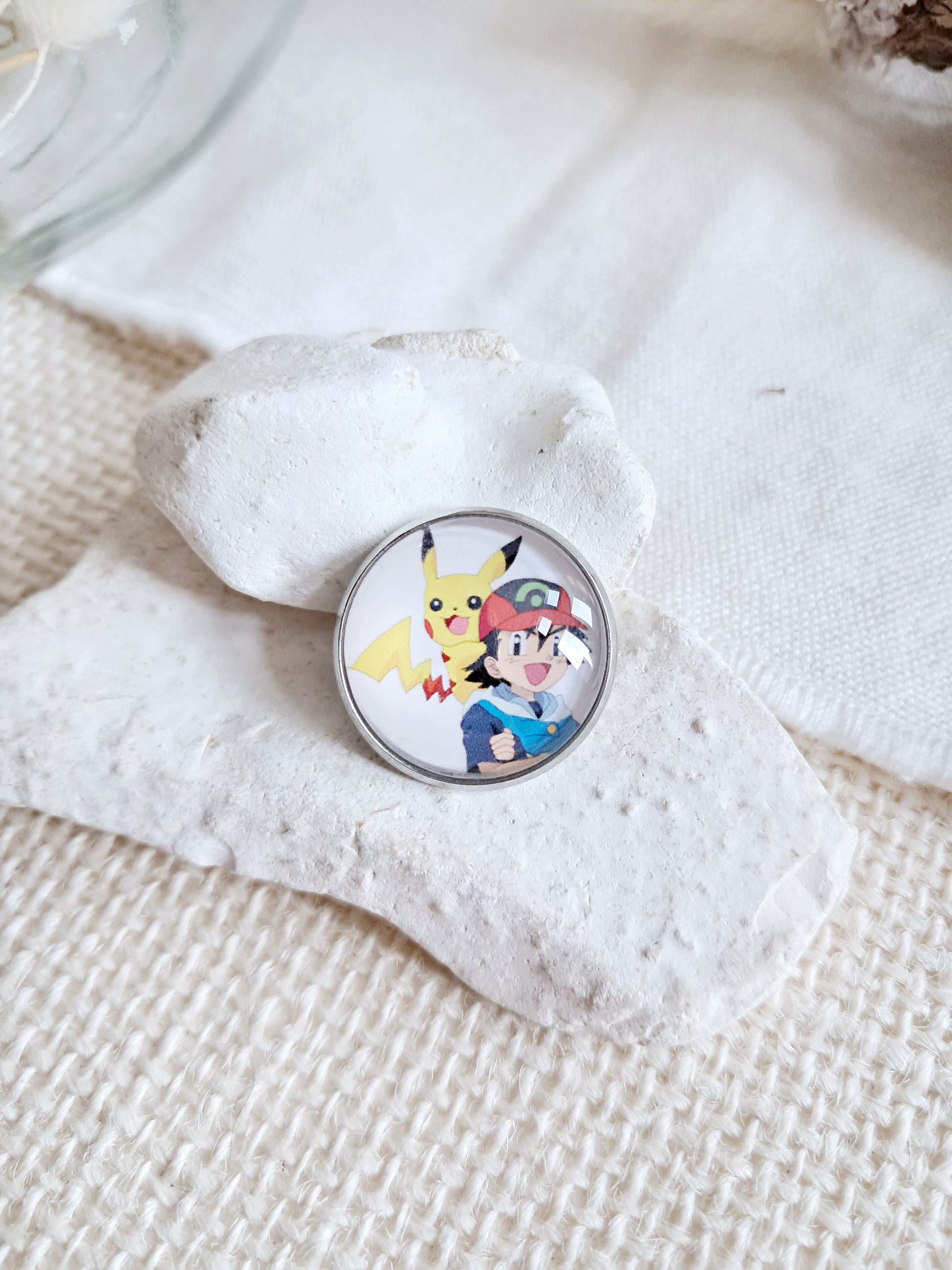 Broche cabochon Sacha et Pikachu
