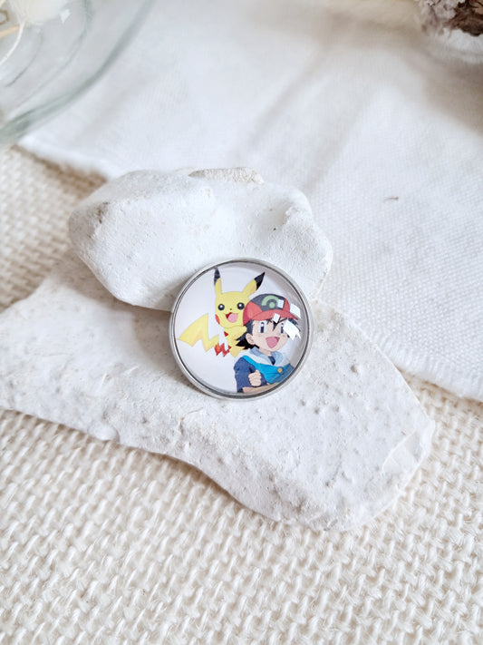 Broche cabochon Sacha et Pikachu