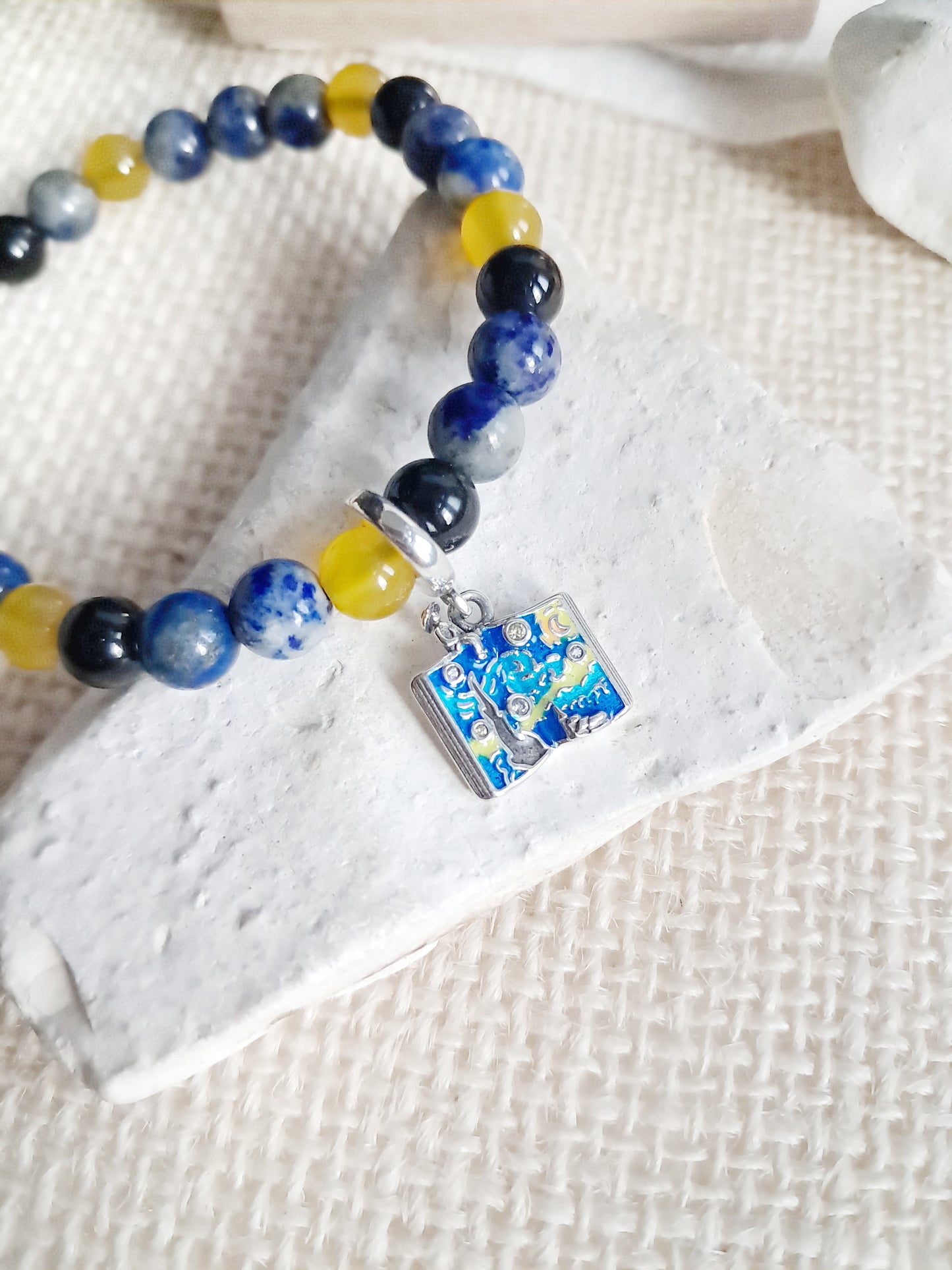 Bracelet avec breloque inspiré de "La nuit étoilée" de Vincent Van Gogh
