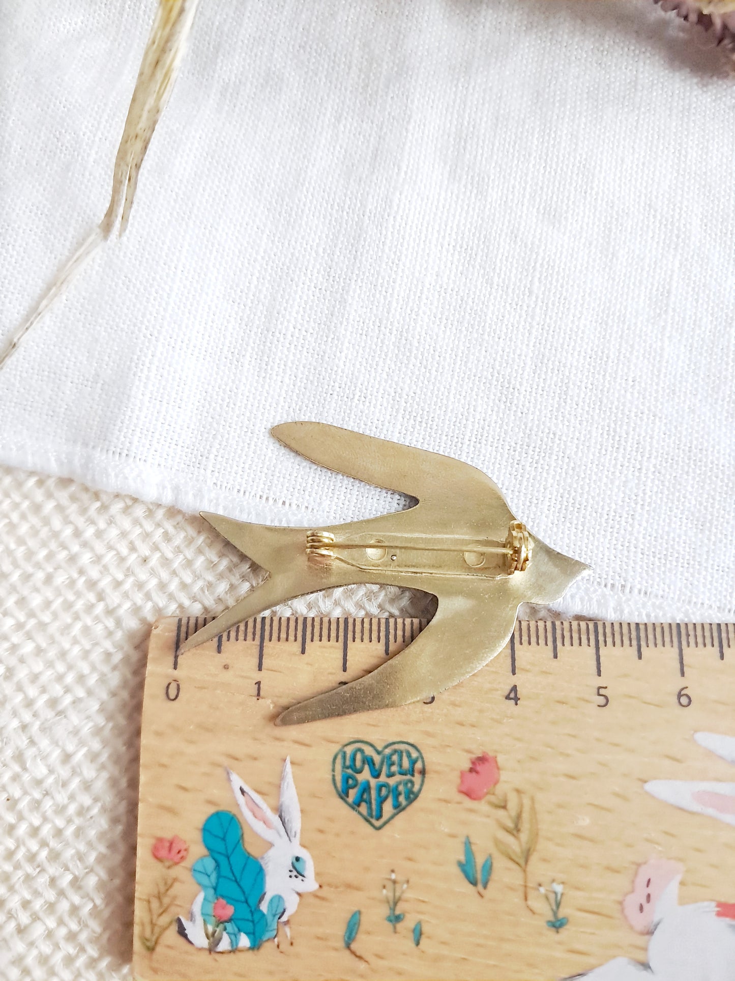 Broche oiseau bleu de Matisse en laiton et émail