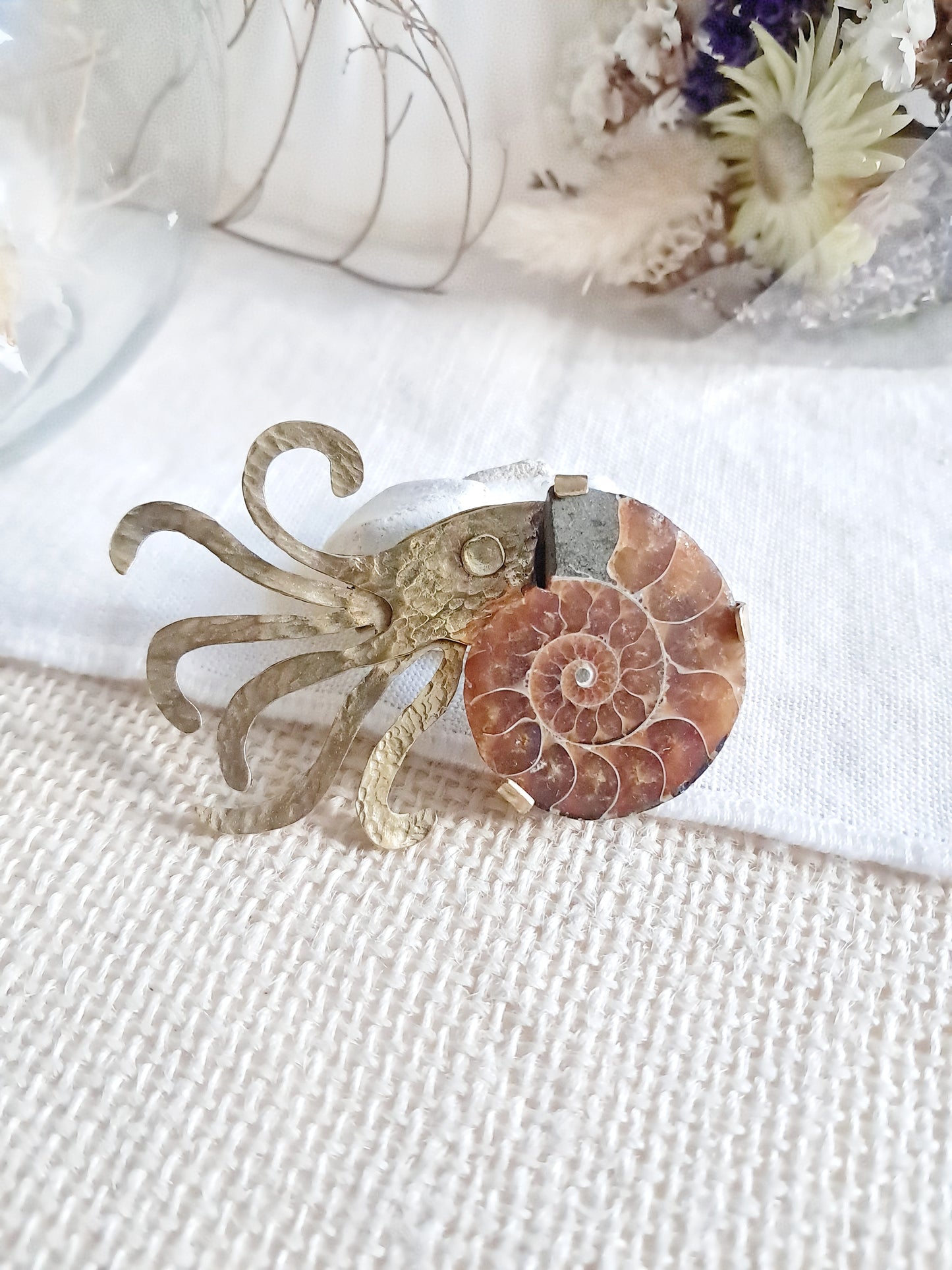Broche Nautilus en ammonite et laiton