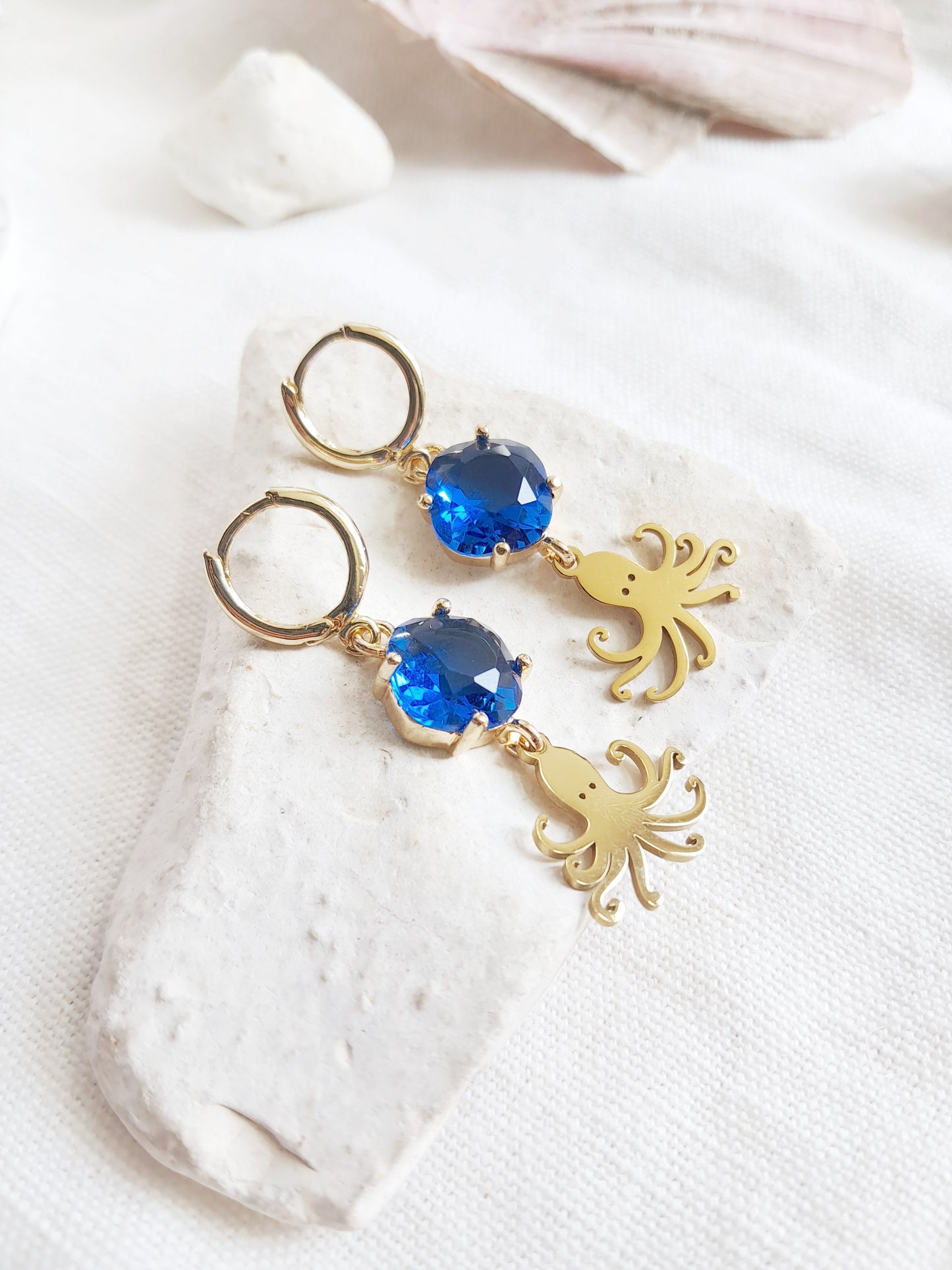 Boucles d'oreilles créoles clips pieuvres et gemmes bleues