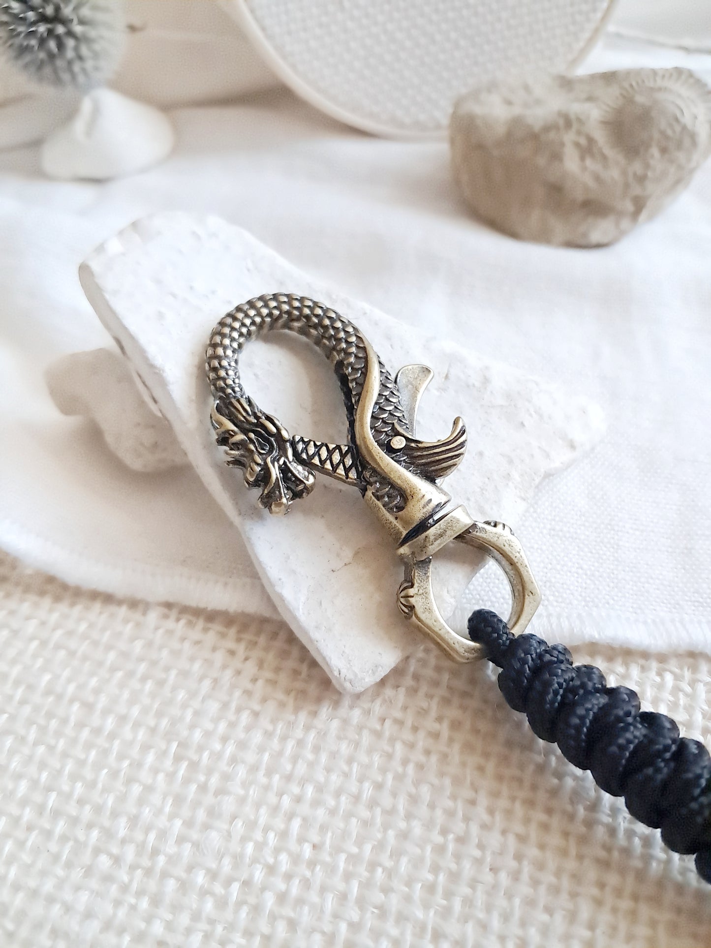 Porte-clés mousqueton dragon en laiton