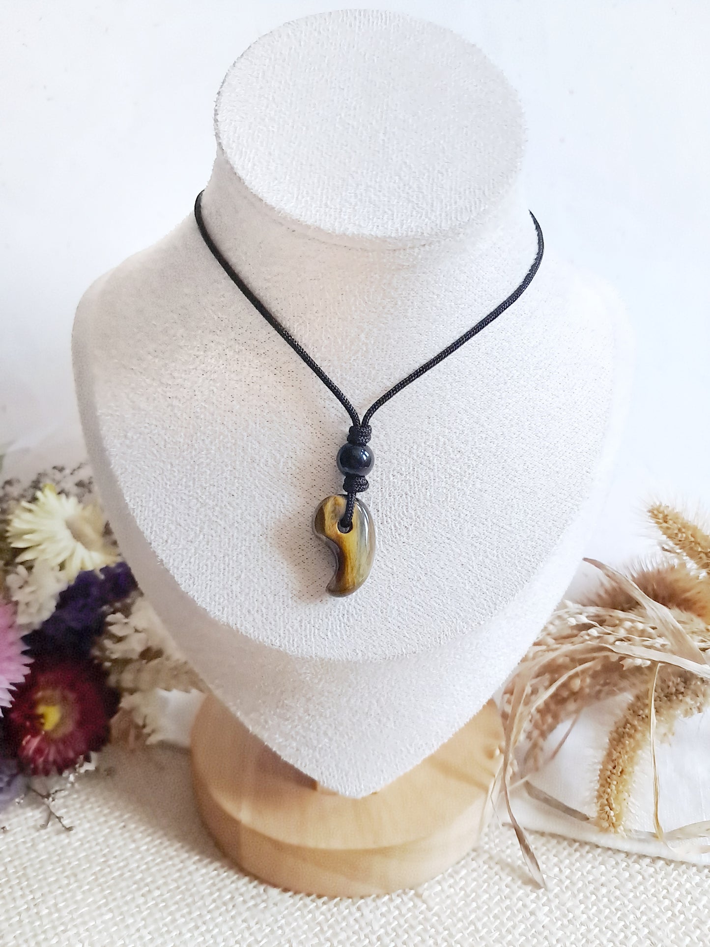 Collier Magatama Gogok en œil de tigre sur cordon