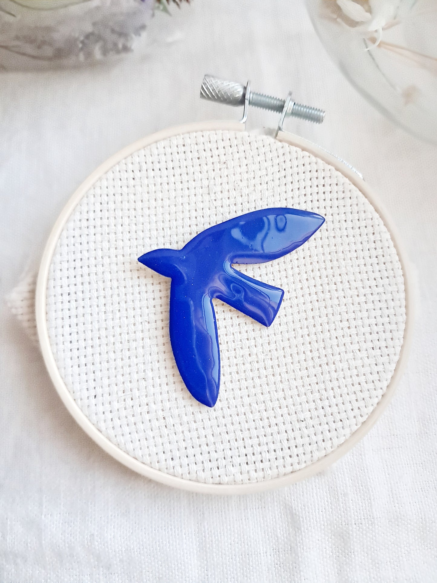 Pin's oiseau bleu de Matisse en laiton et émail