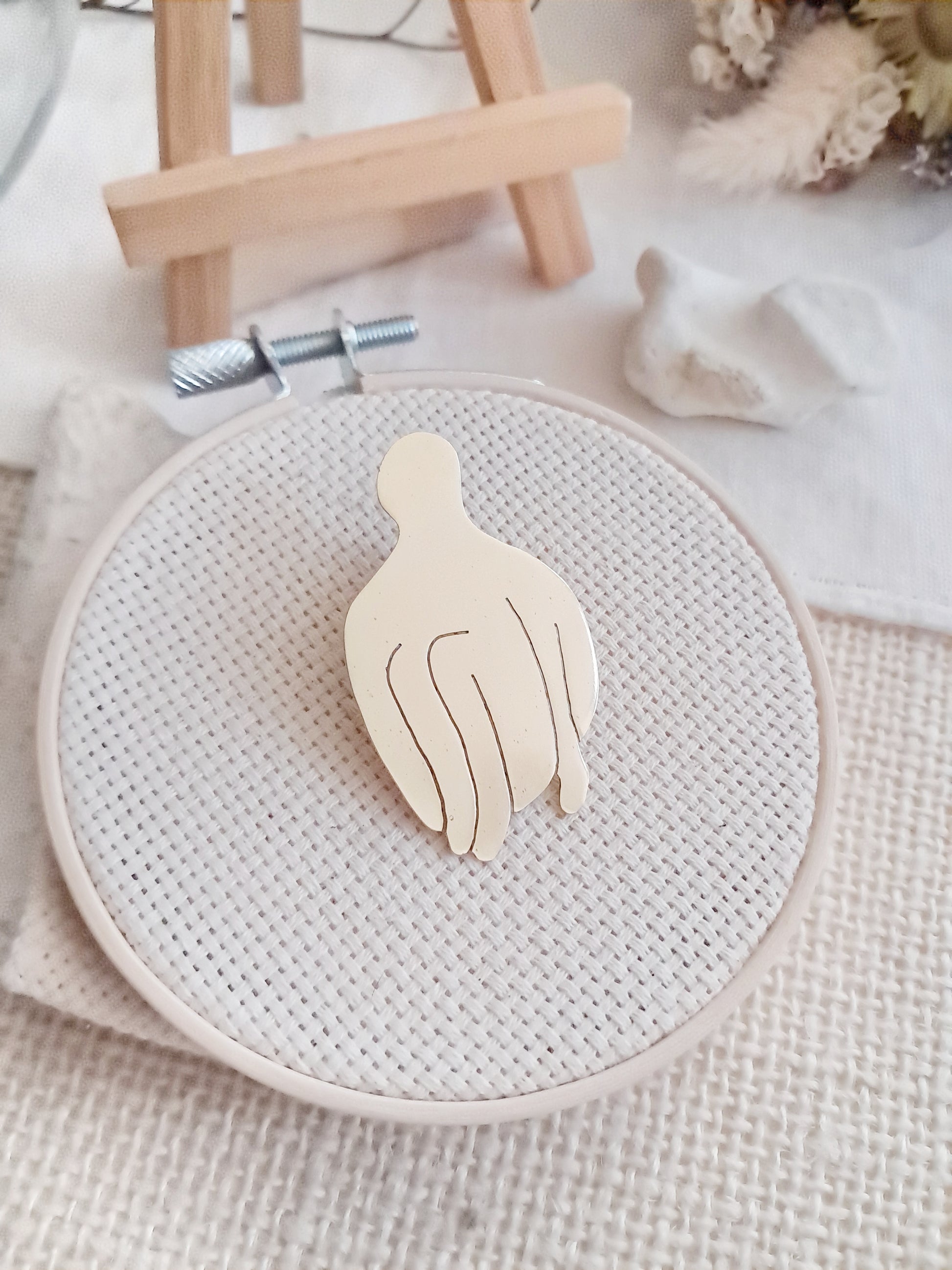 Pin's silhouette assise inspirée d'Henri Matisse