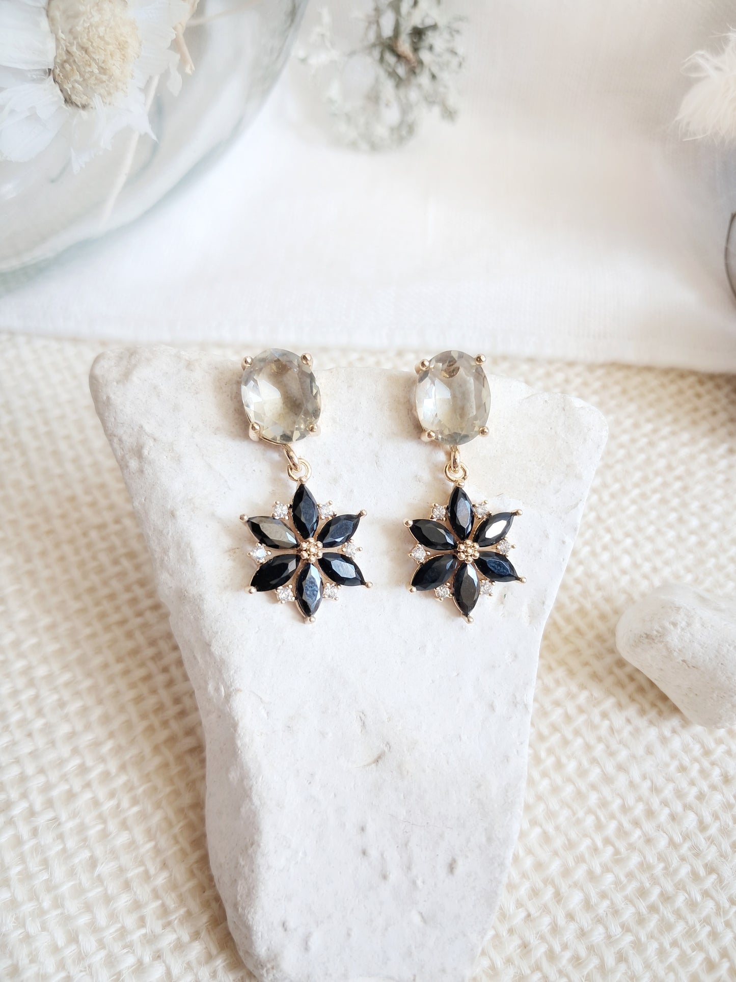 Boucles d'oreilles pendantes fleurs noires