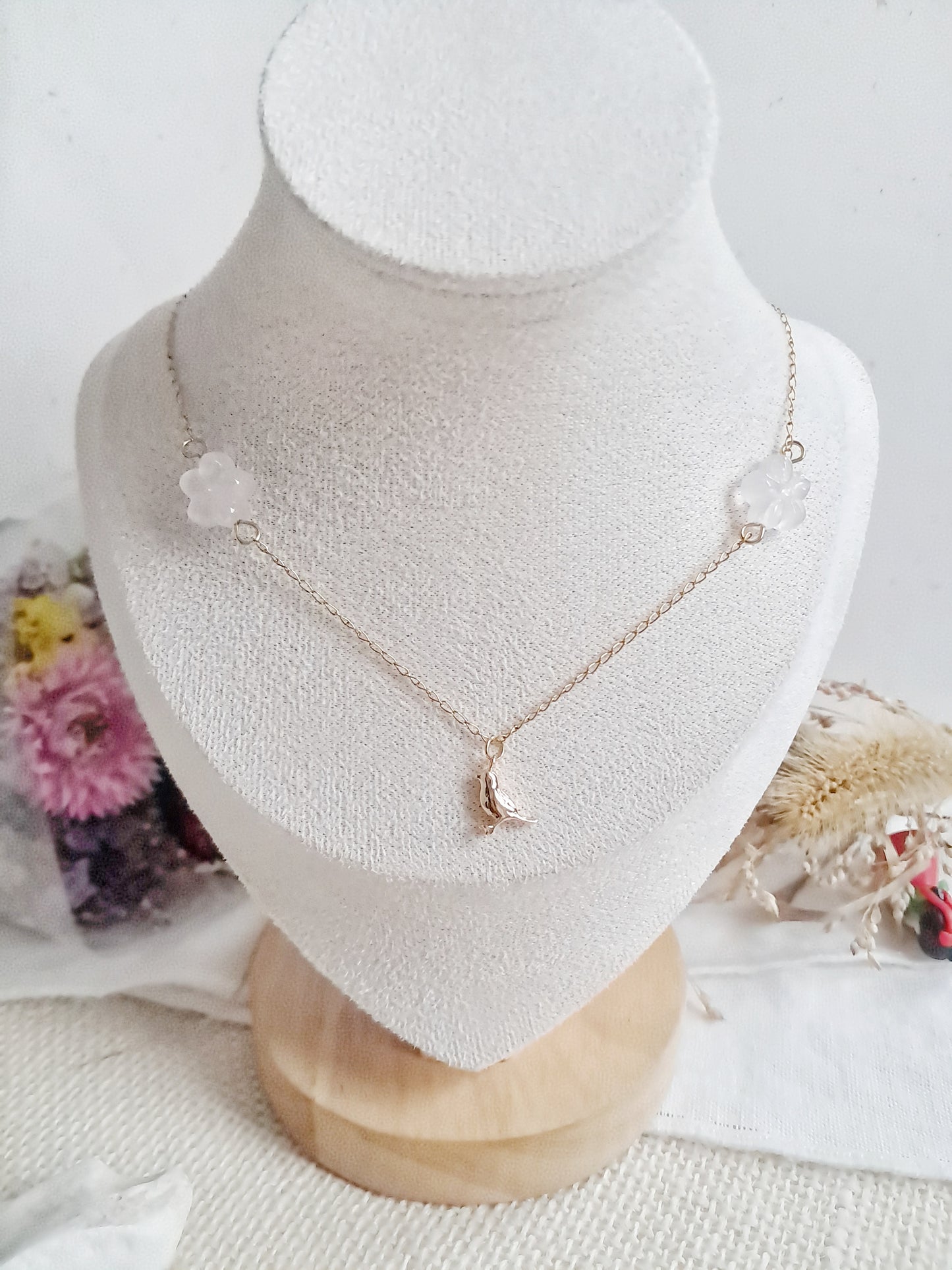 Collier fleurs de cerisier (벚꽃) en quartz rose et laiton 24k