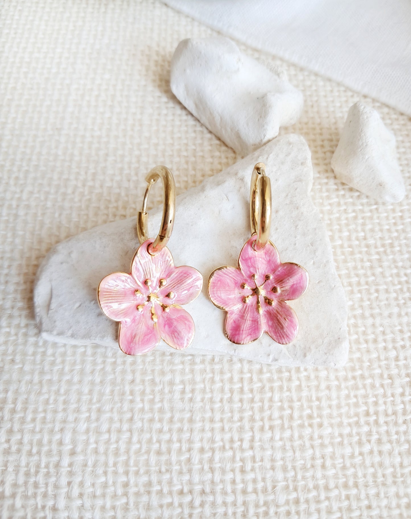 Boucles d'oreilles créoles fleurs roses en acier inoxydable doré