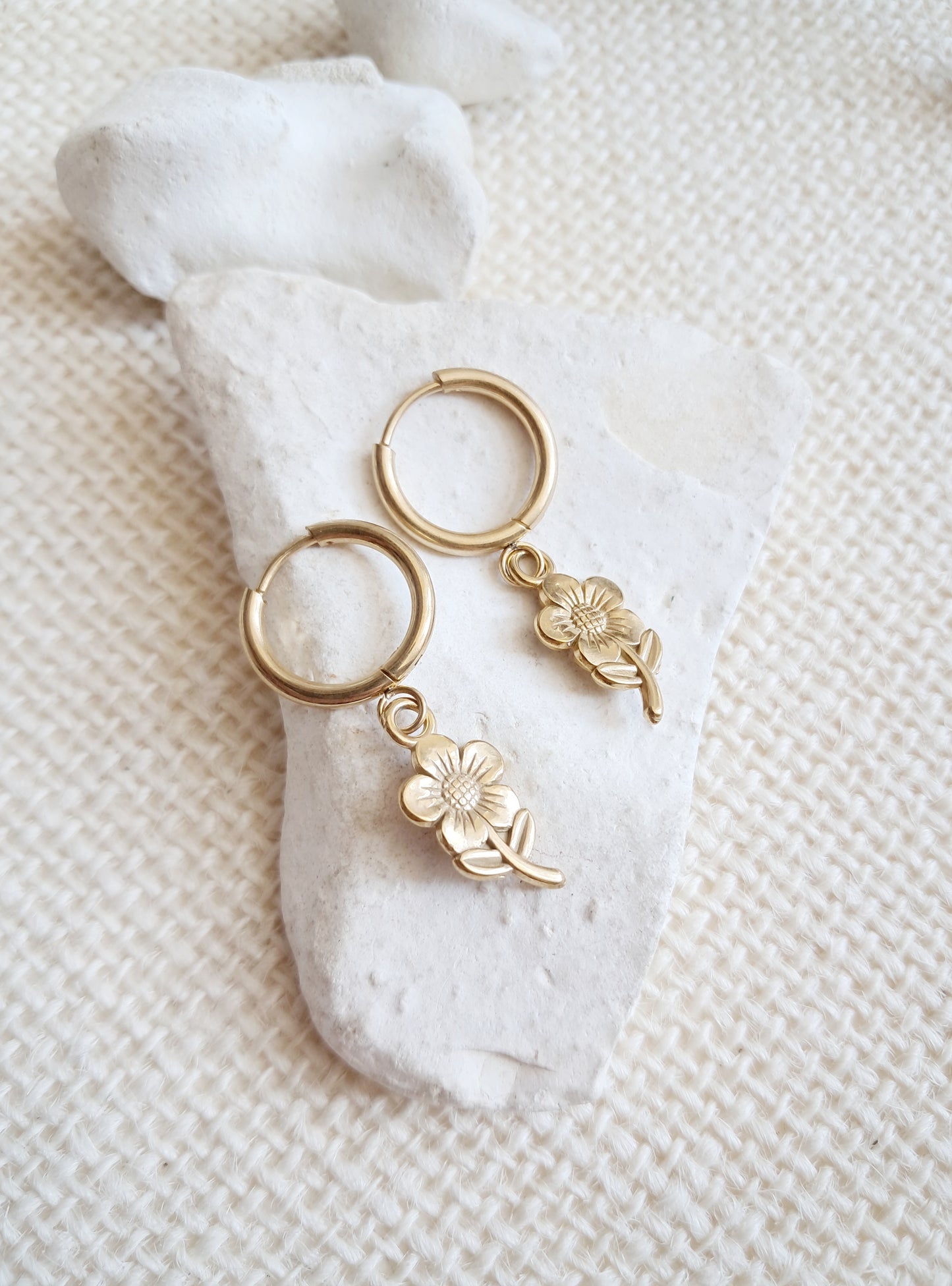 Boucles d'oreilles créoles fleurs en acier inoxydable doré