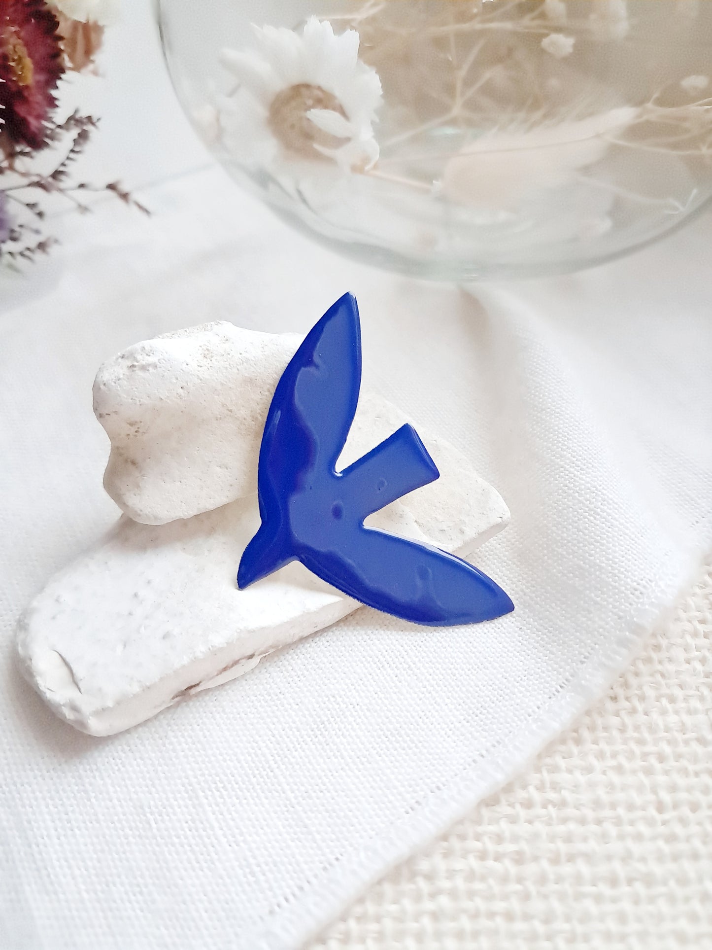 Broche oiseau bleu de Matisse en laiton et émail