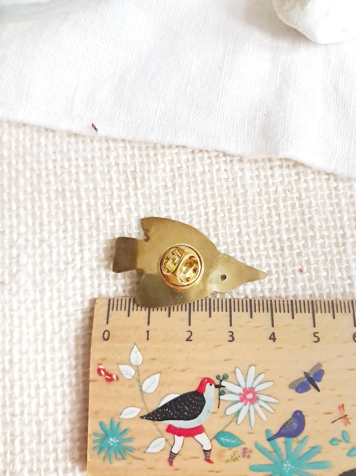 Pin's oiseau fuselé en laiton