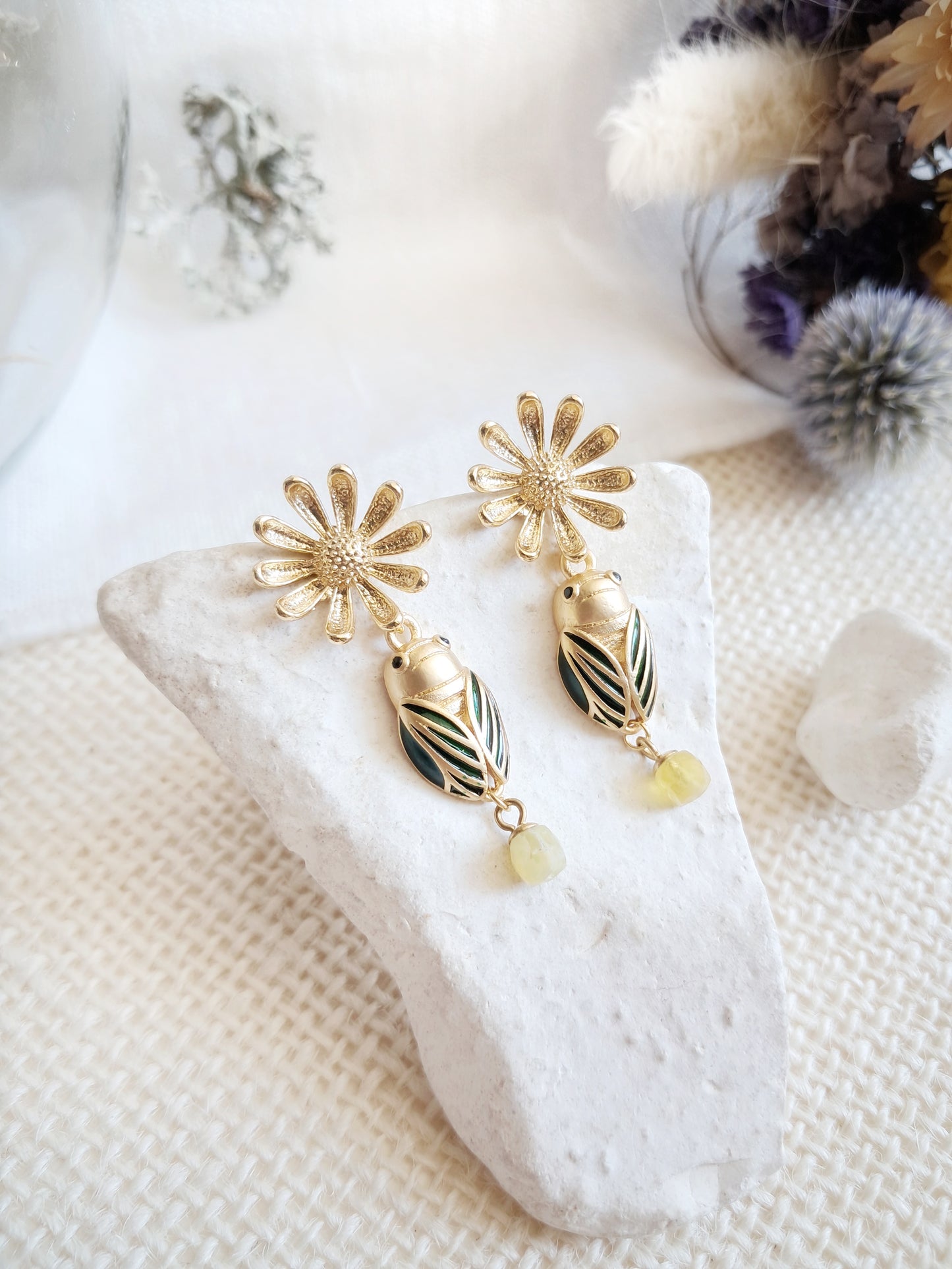 Boucles d'oreilles pendantes marguerites et cigales
