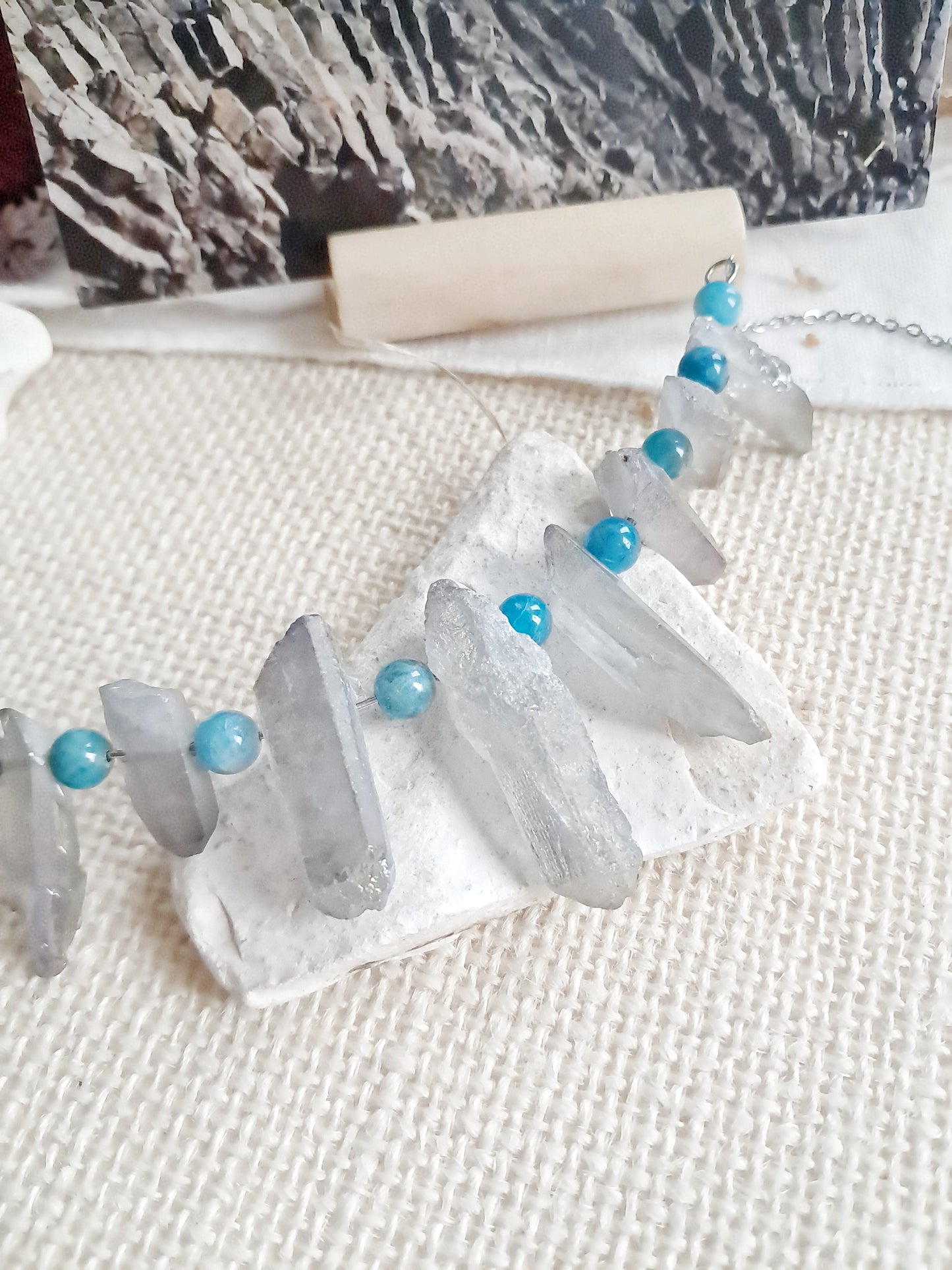 Collier la falaise de Jusangjeolli (주상절리) en quartz électrolytique, en apatite et en acier inoxydable