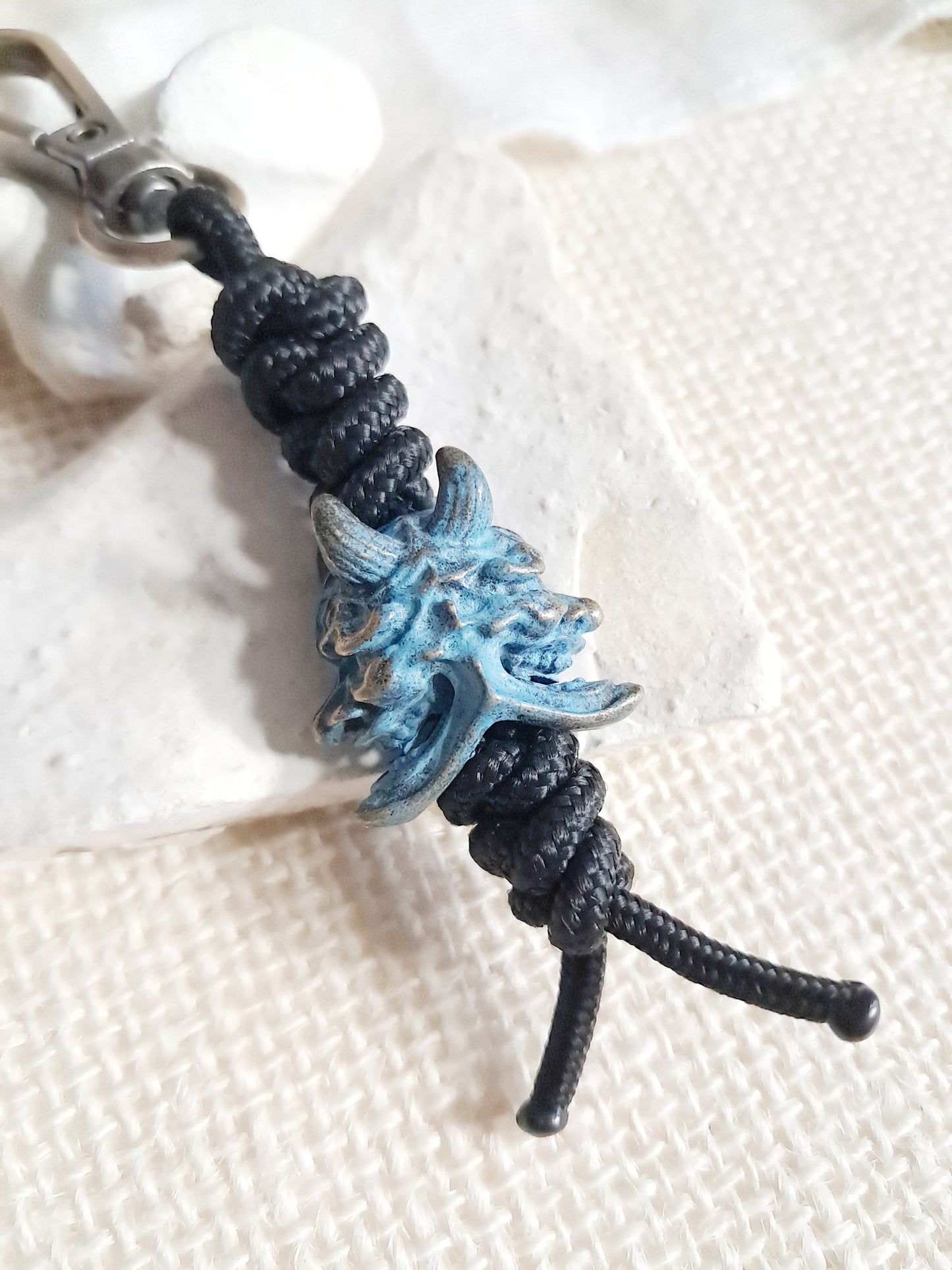 Porte-clés masque double de fantôme japonais Hannya bleu en laiton