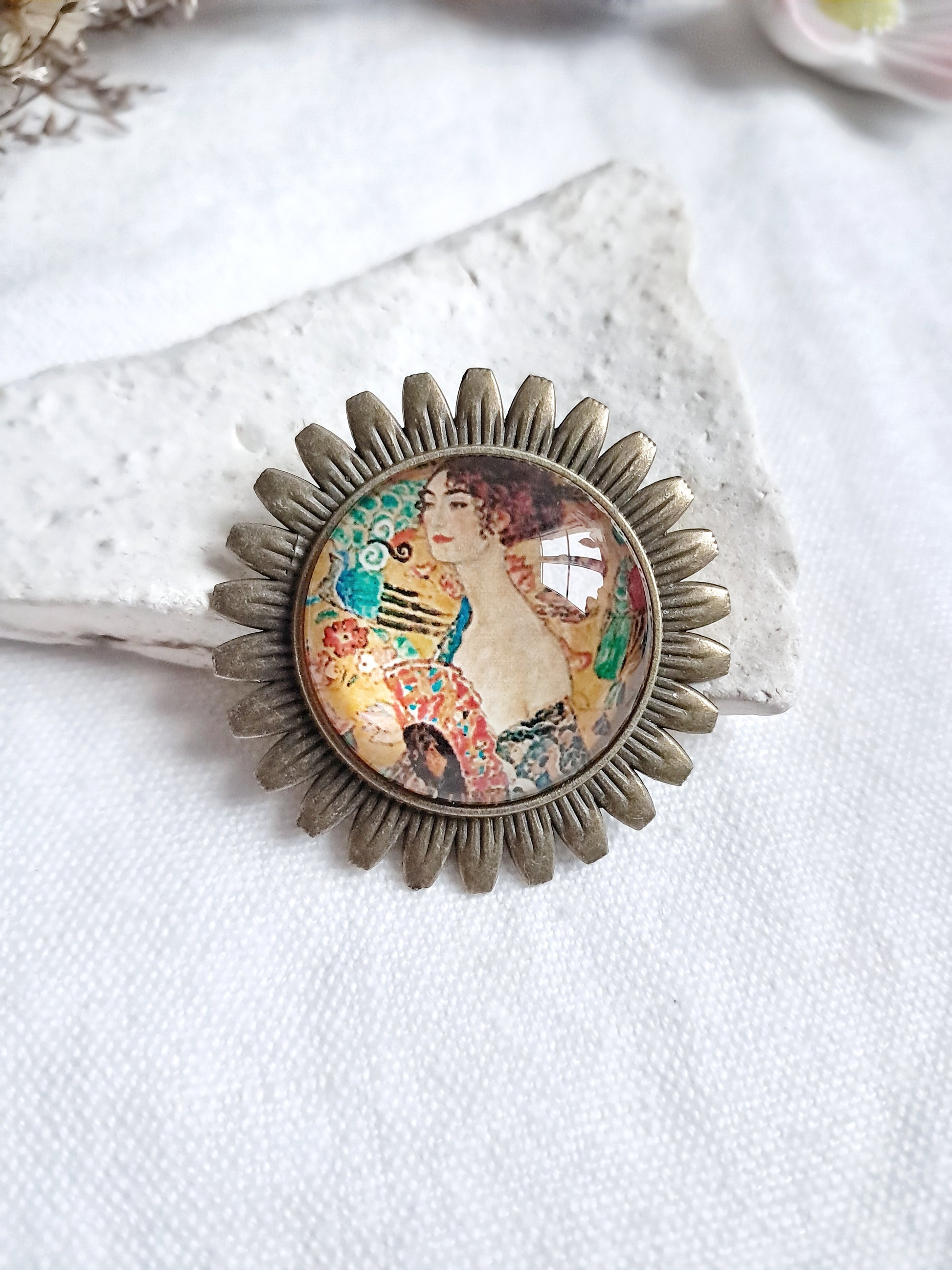 Broche pendentif "La femme à l'éventail" de Klimt