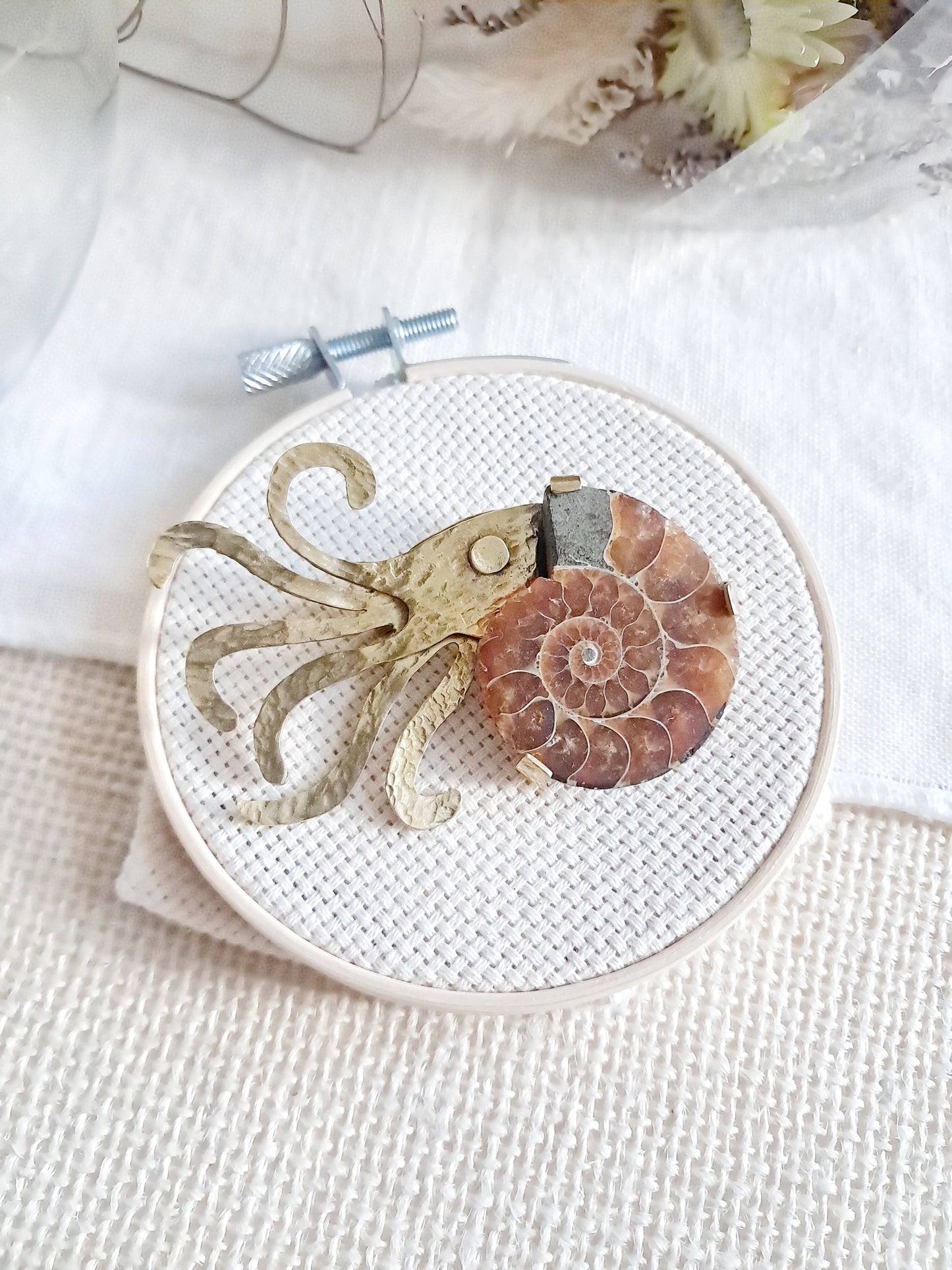 Broche Nautilus en ammonite et laiton