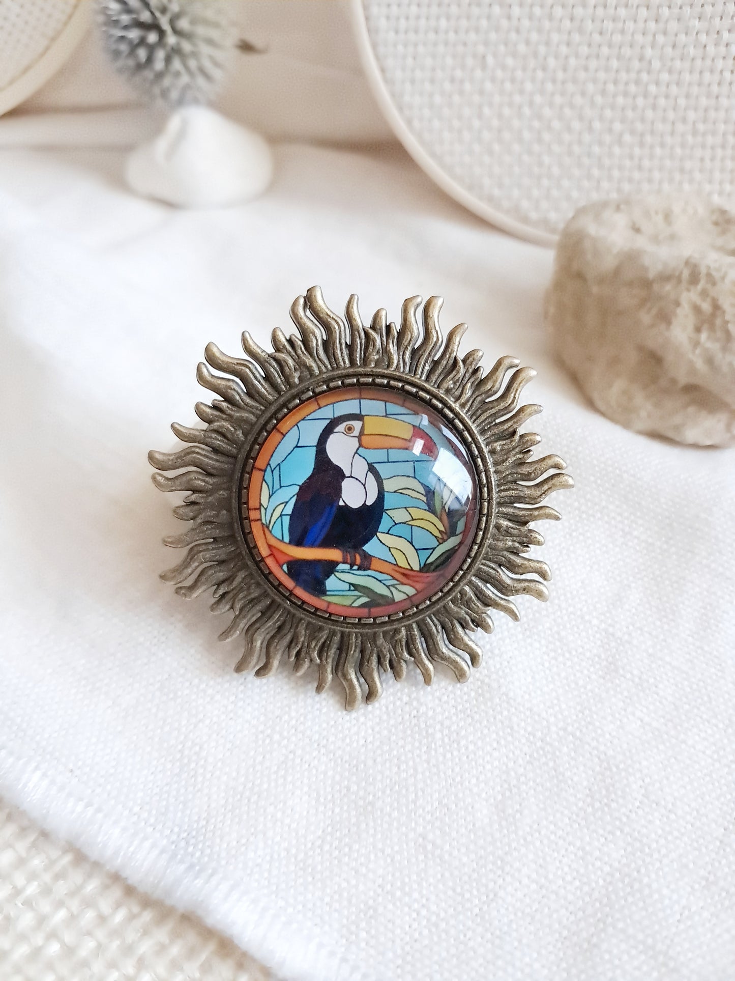 Broche soleil toucan