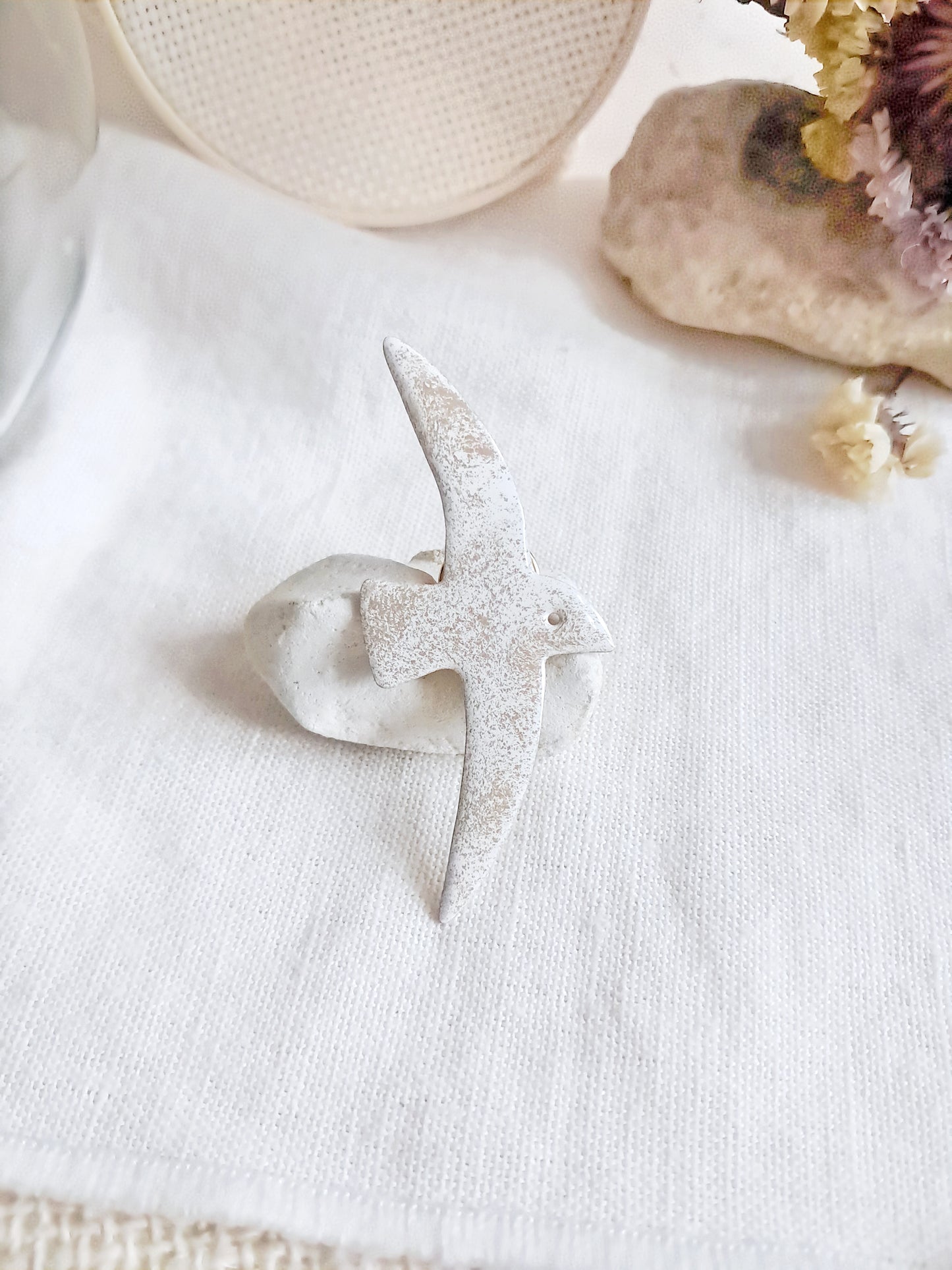 Pin's mouette en laiton et émail