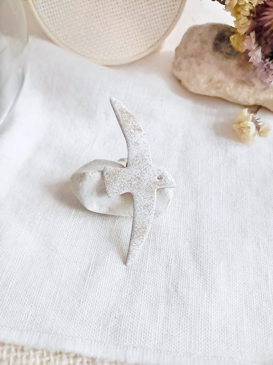 Pin's mouette en laiton et émail