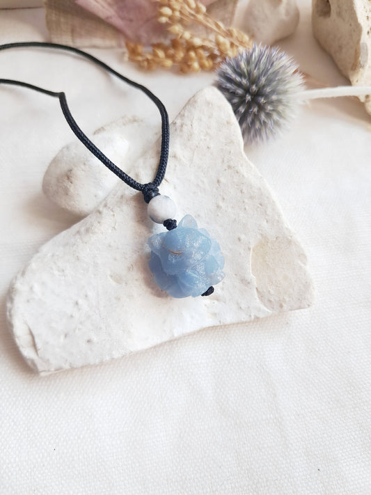 Collier renard à neuf queues en angelite