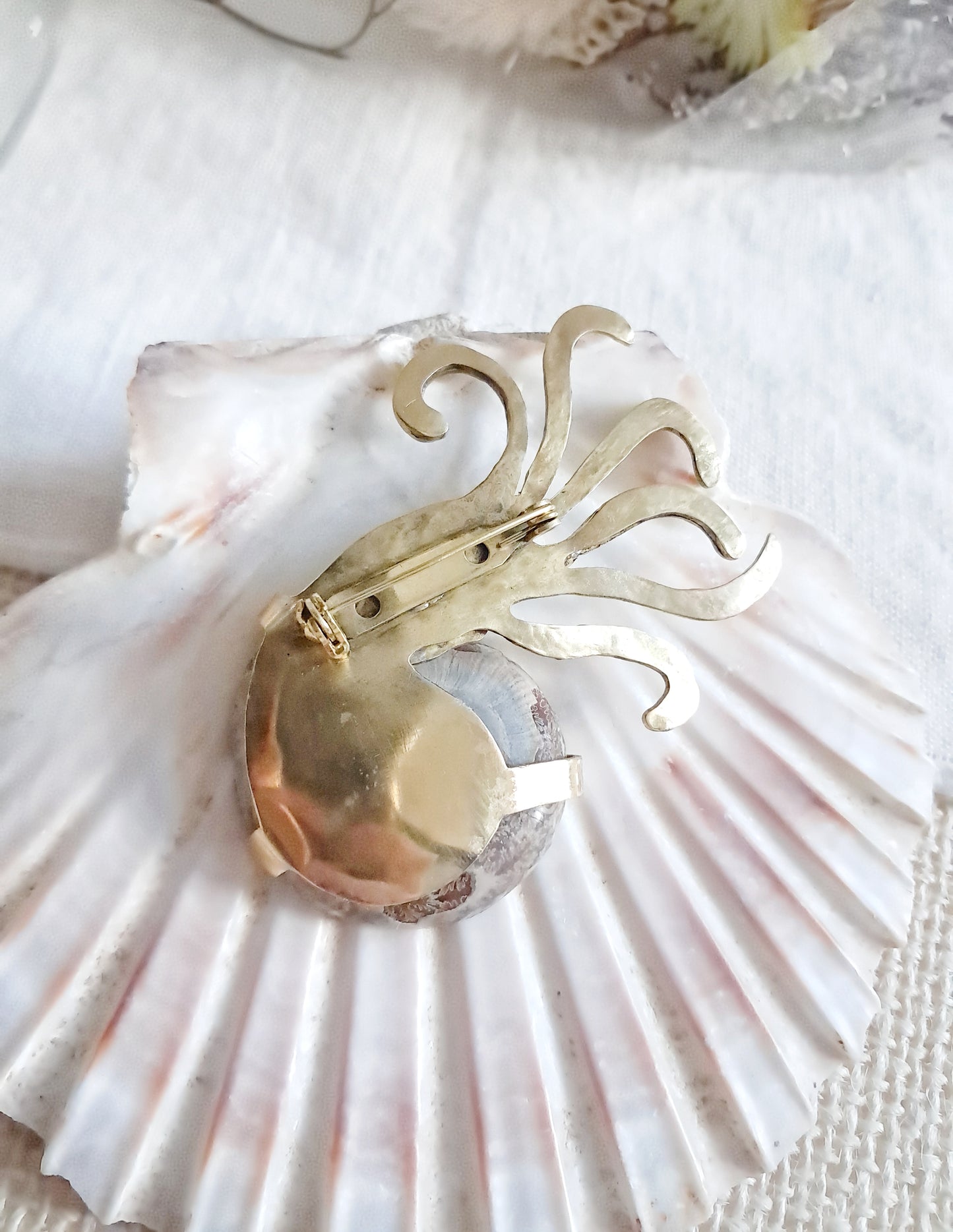 Broche Nautilus en ammonite et laiton