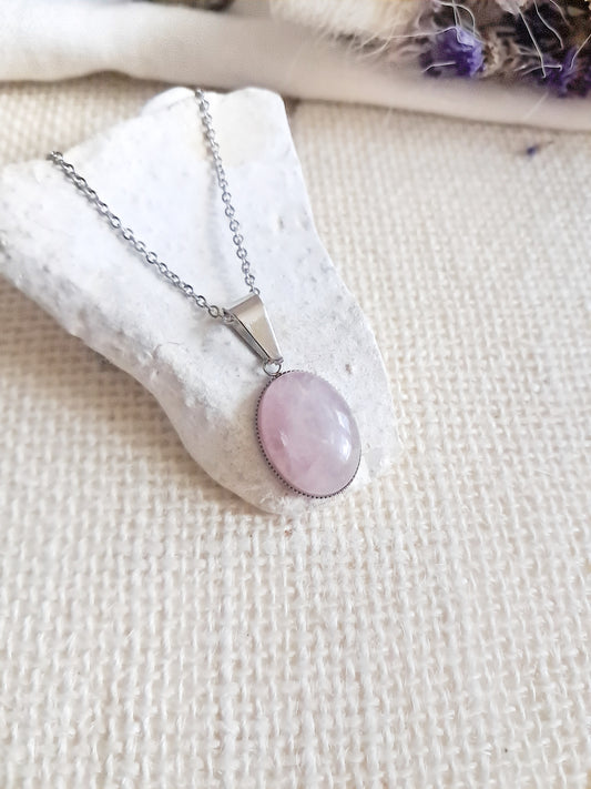 Collier cabochon en quartz rose et acier inoxydable