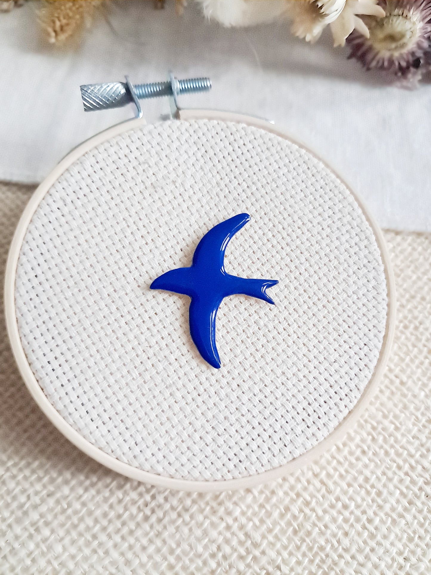 Pin's oiseau bleu de Matisse en laiton et émail