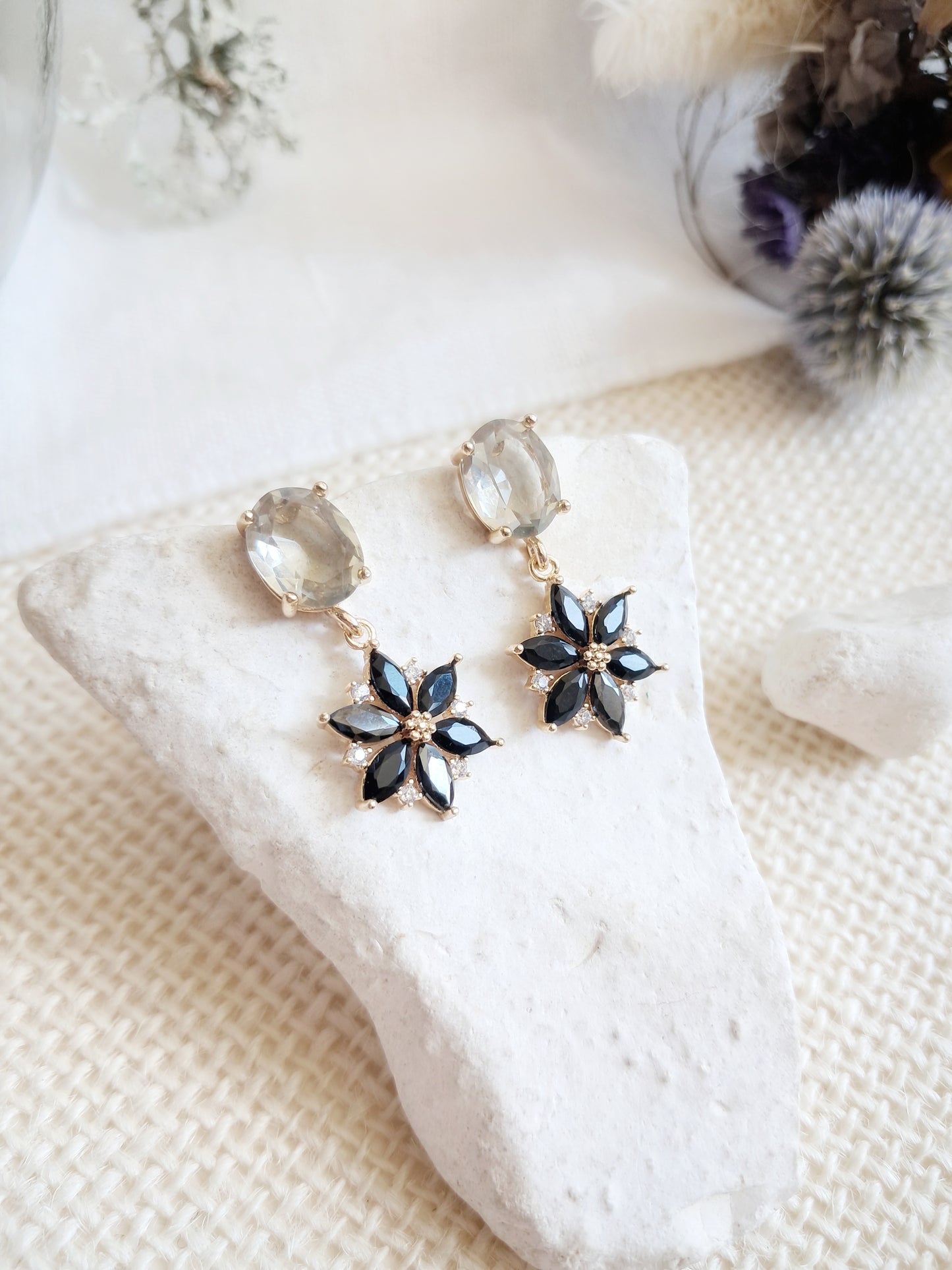 Boucles d'oreilles pendantes fleurs noires