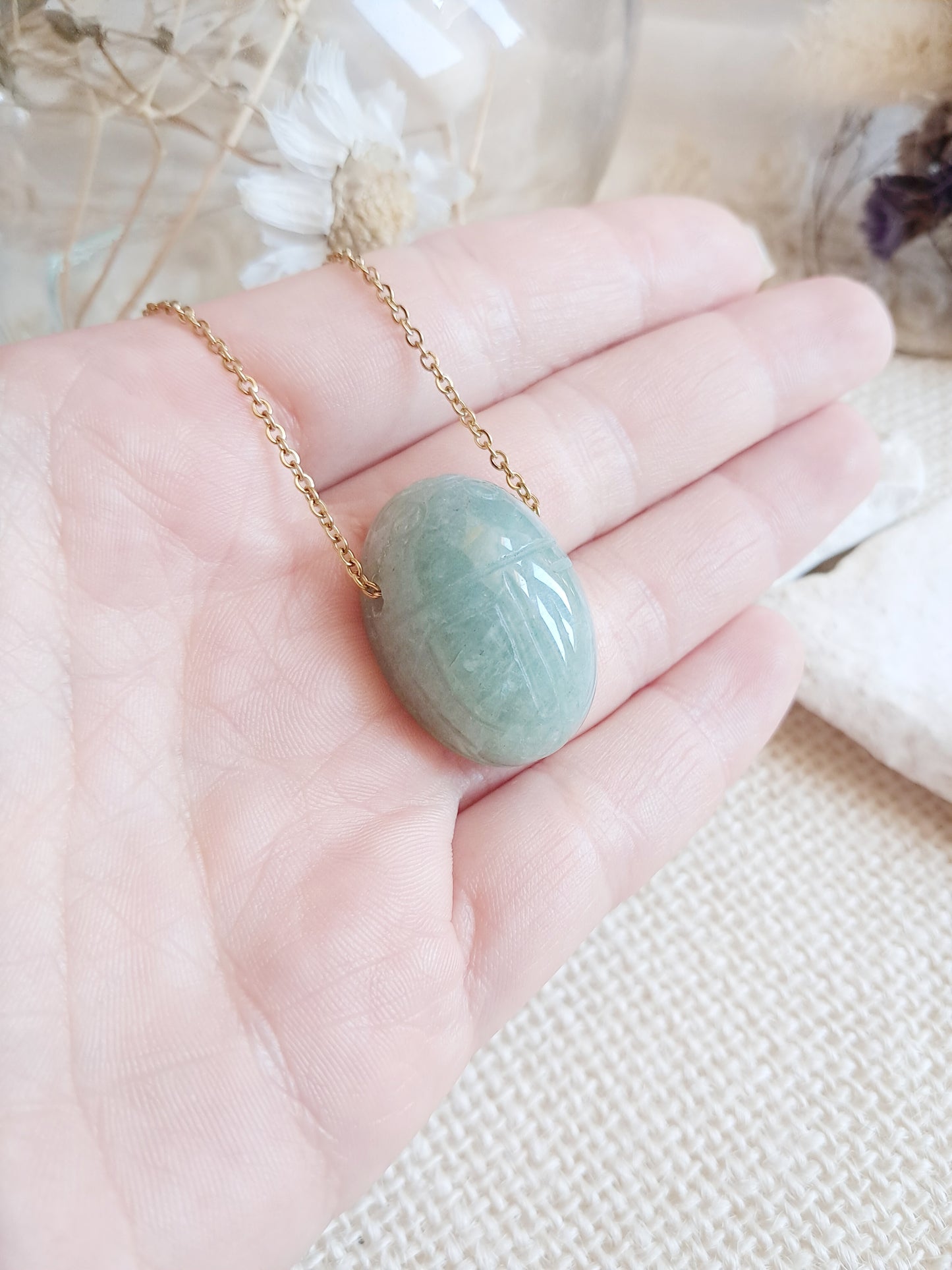 Collier scarabée en aventurine verte et acier inoxydable doré