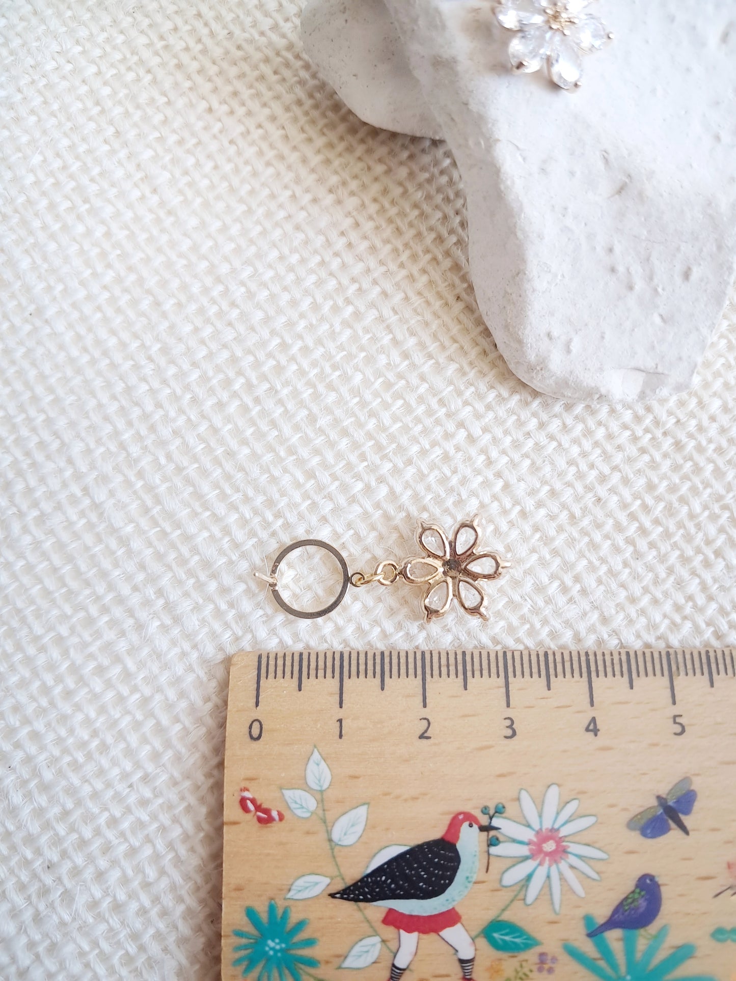 Boucles d'oreilles pendantes cercles et fleurs blanches