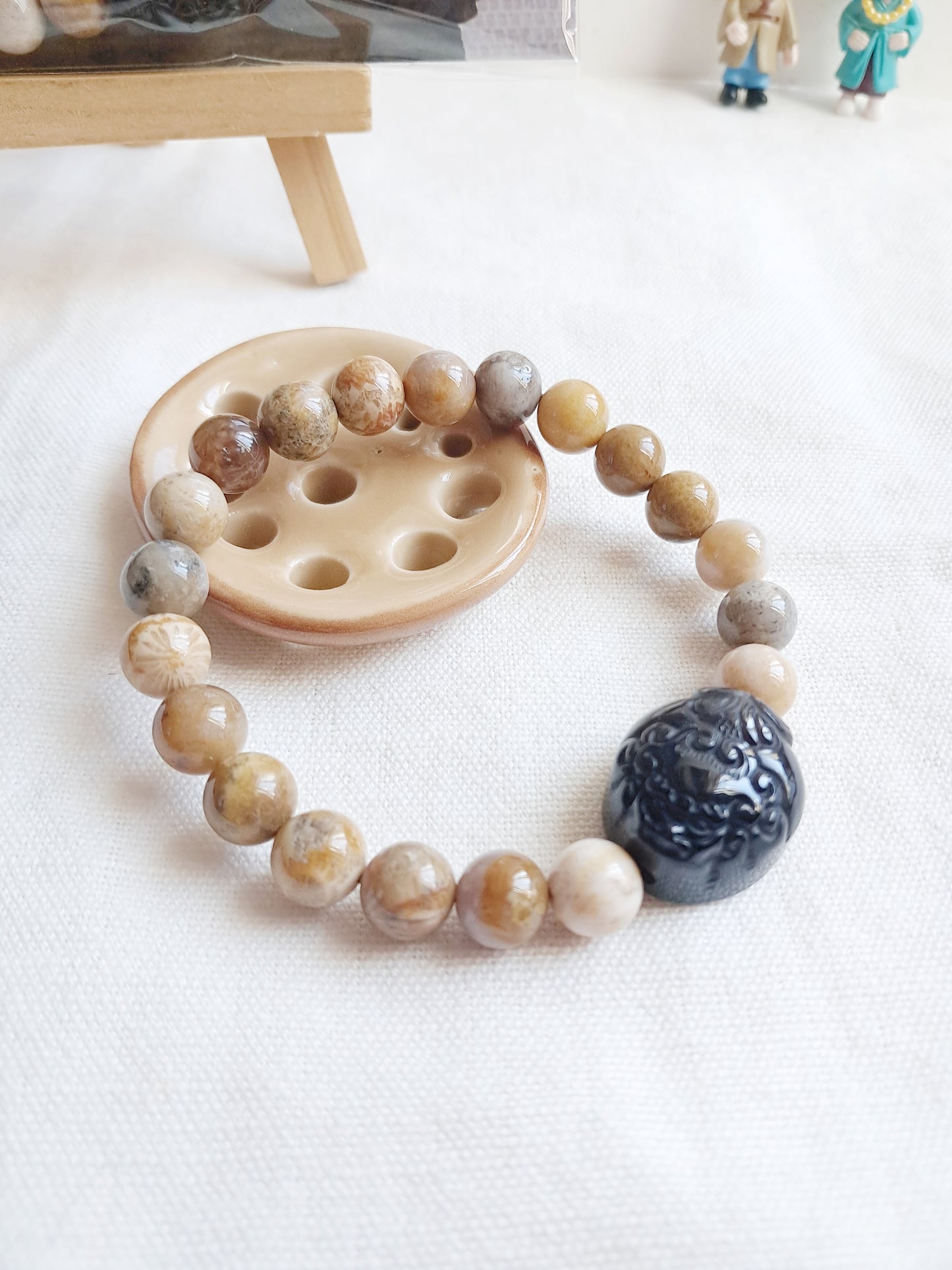 Bracelet Haechi (해치) en fossile de corail (agate chrysanthème) et obsidienne