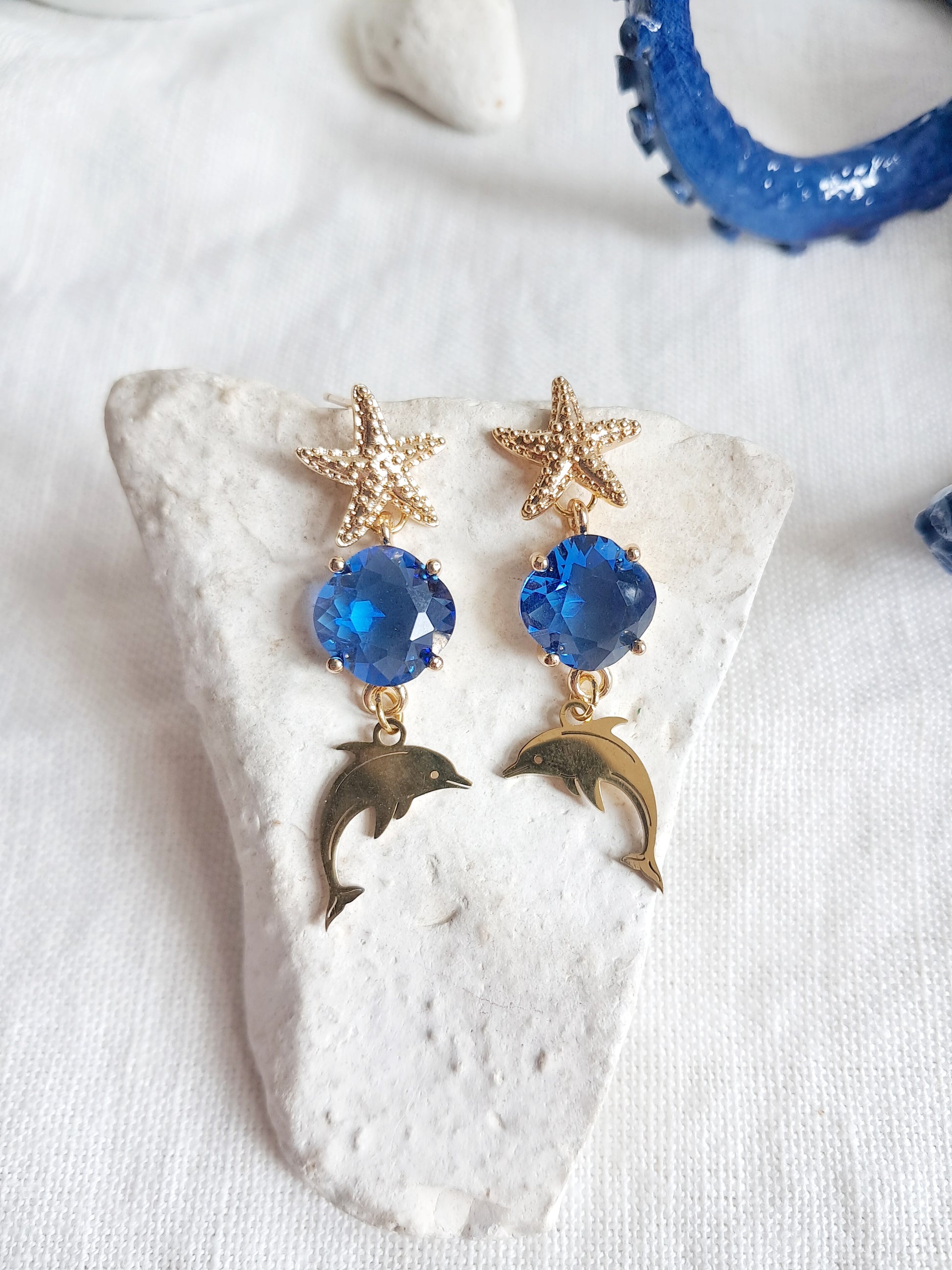 Boucles d'oreilles étoiles de mer, dauphins et gemmes bleues