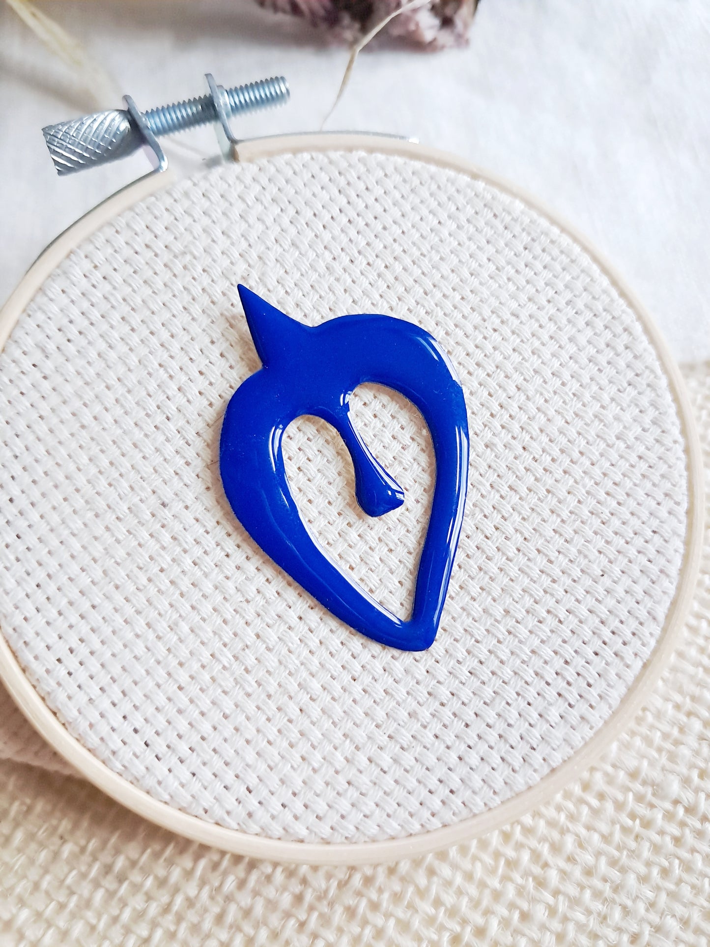 Pin's oiseau bleu de Matisse en laiton et émail