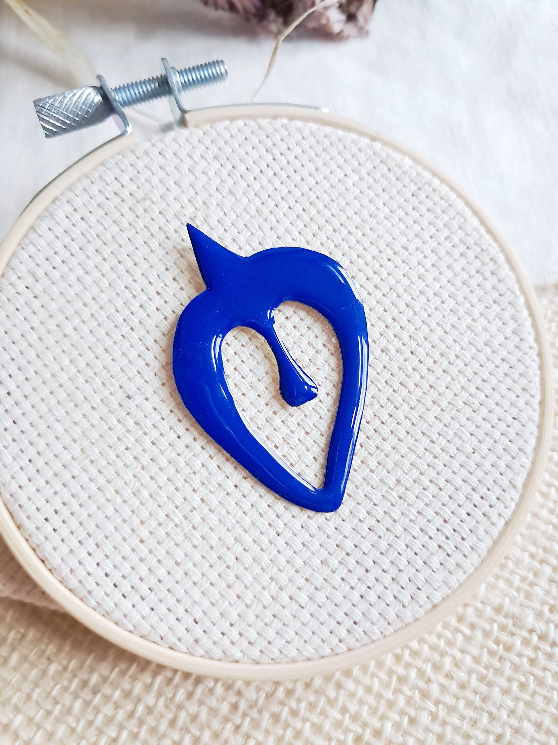 Pin's oiseau bleu de Matisse en laiton et émail