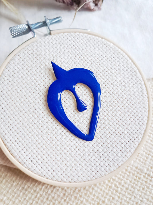 Pin's oiseau bleu de Matisse en laiton et émail