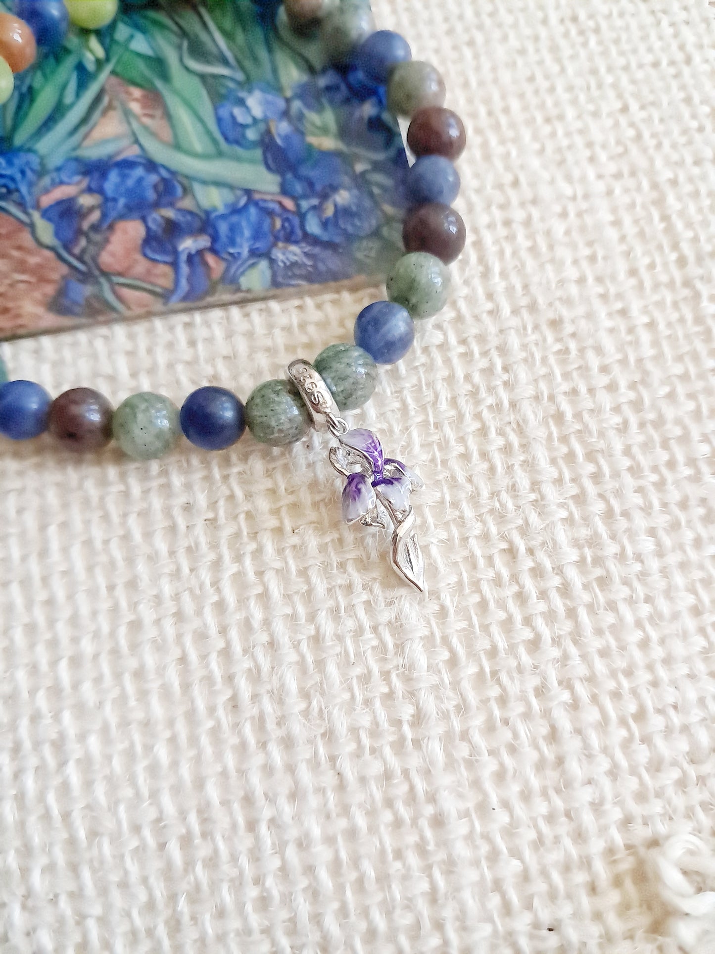 Bracelet breloque inspiré de "Iris" de Vincent Van Gogh
