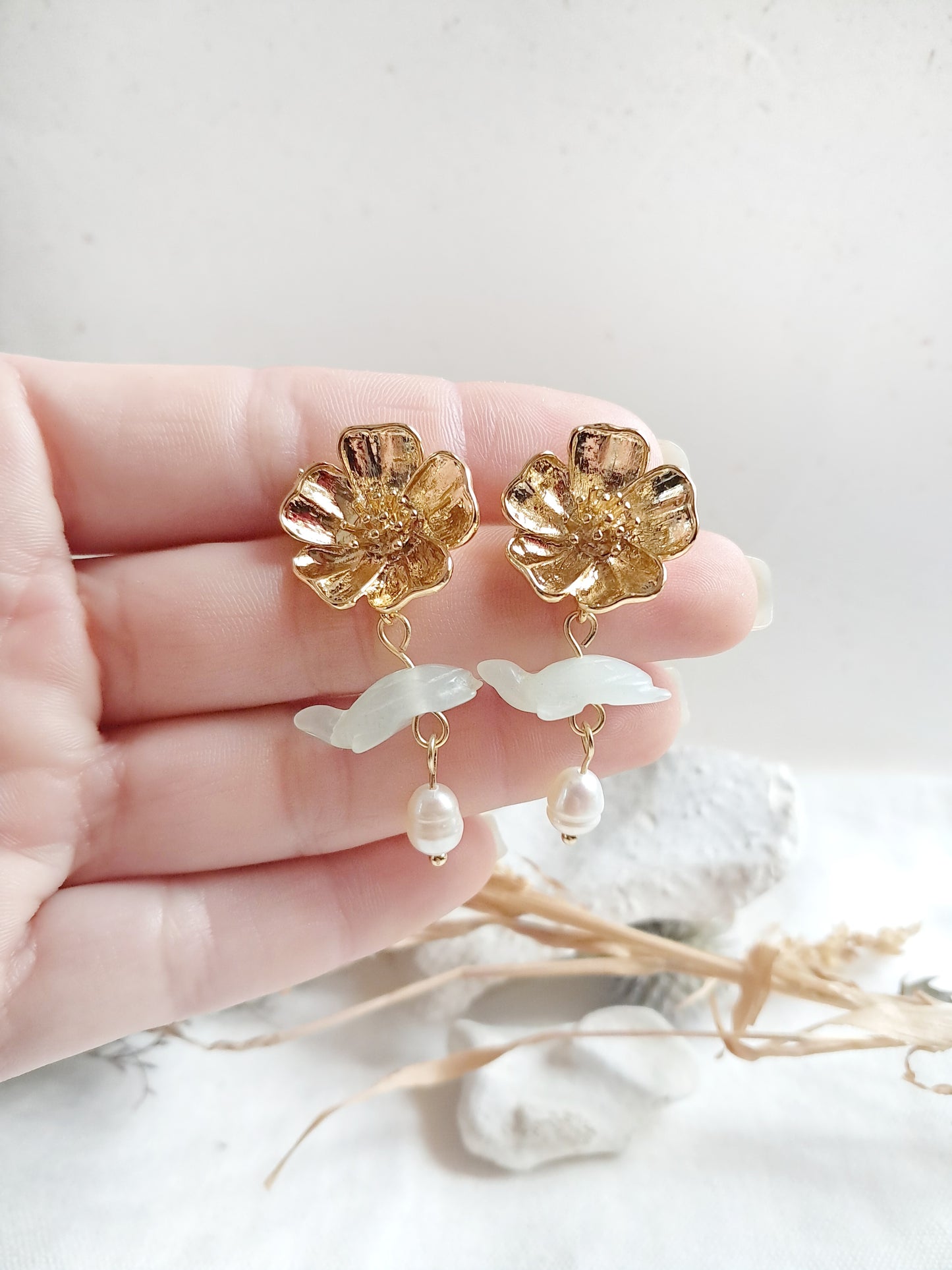 Boucles d'oreilles fleurs de camélia et tortue en jade
