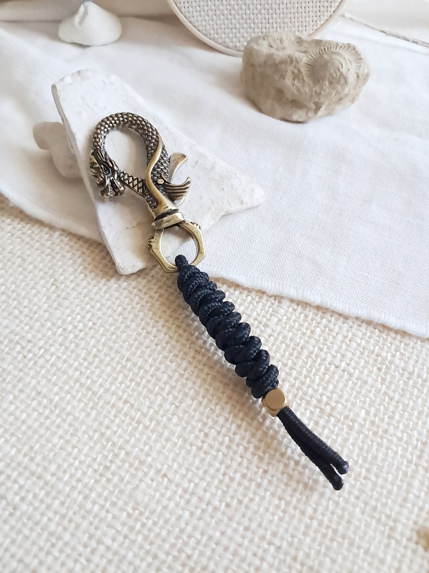 Porte-clés mousqueton dragon en laiton