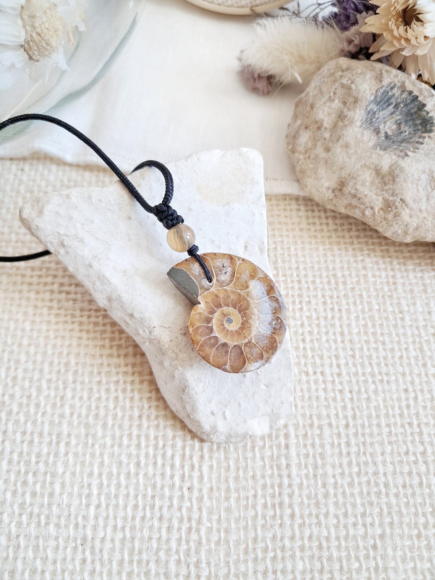 Collier ammonite sur cordon ajustable