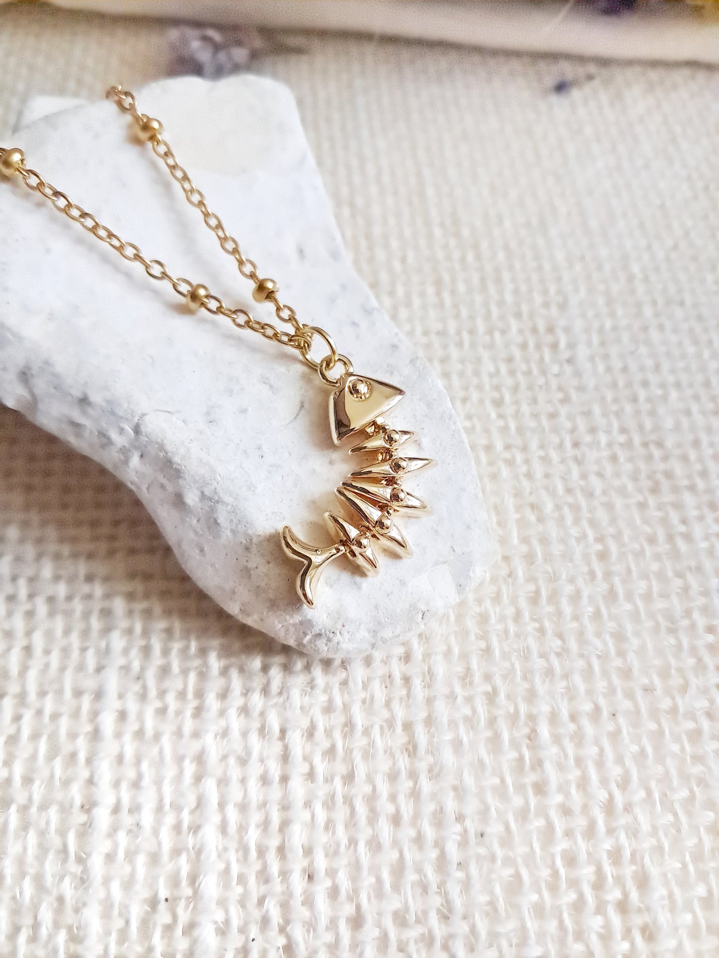 Collier arrêtes de poisson articulé