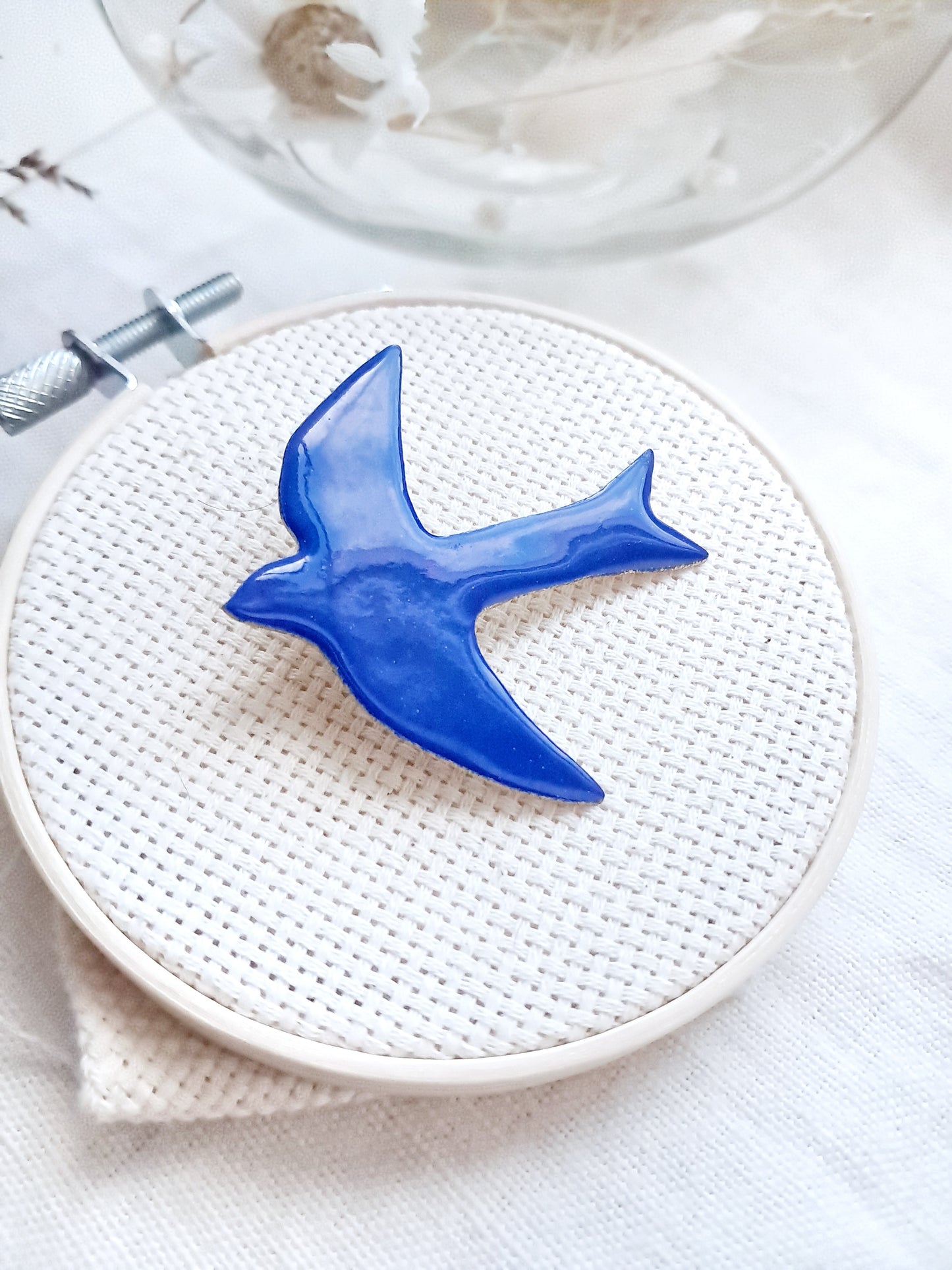 Pin's oiseau bleu de Matisse en laiton et émail