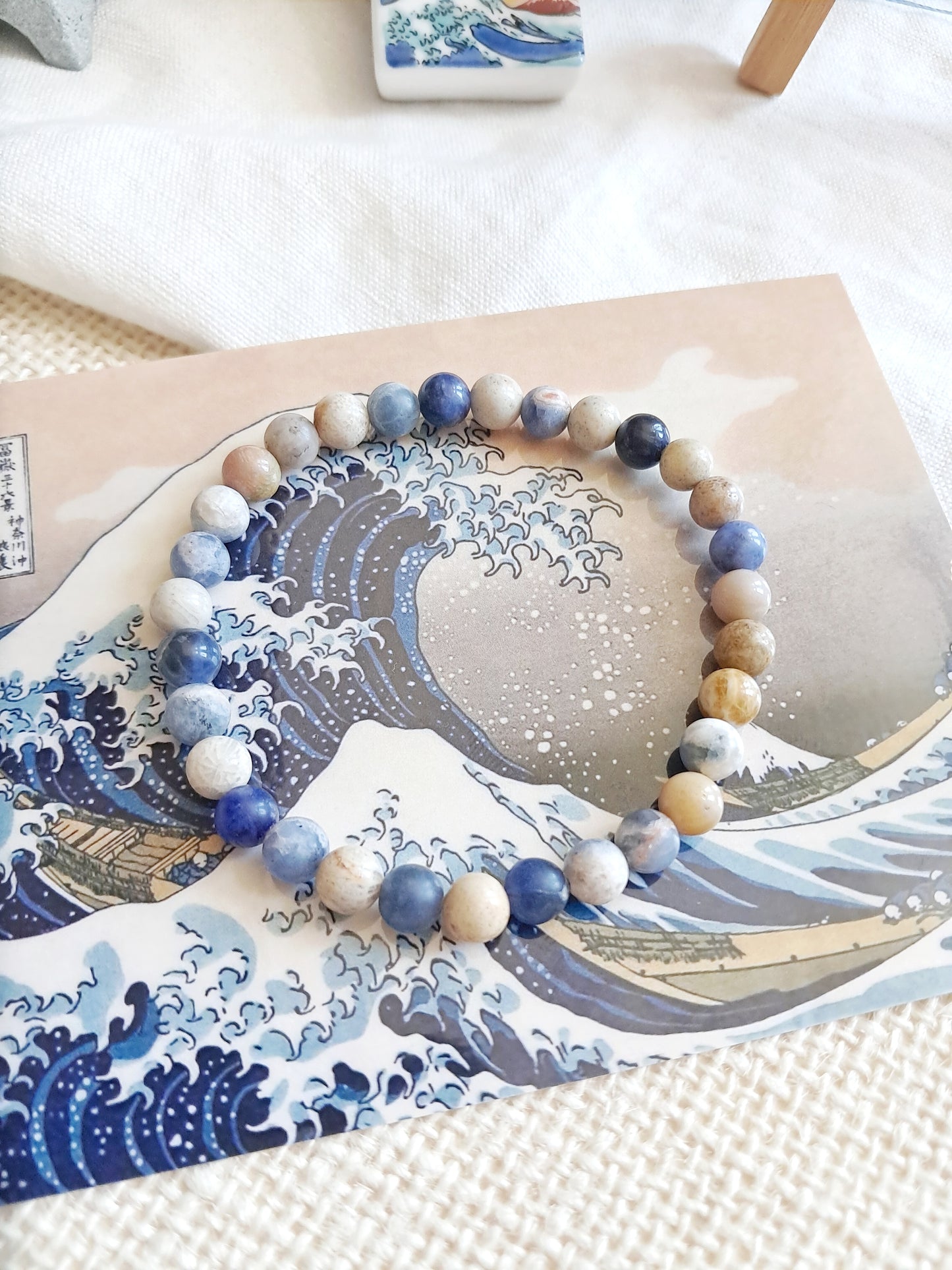 Bracelet inspiré de "La Grande Vague de Kanagawa" d'Hokusai (perles brillantes) - exposition Nantes 2025