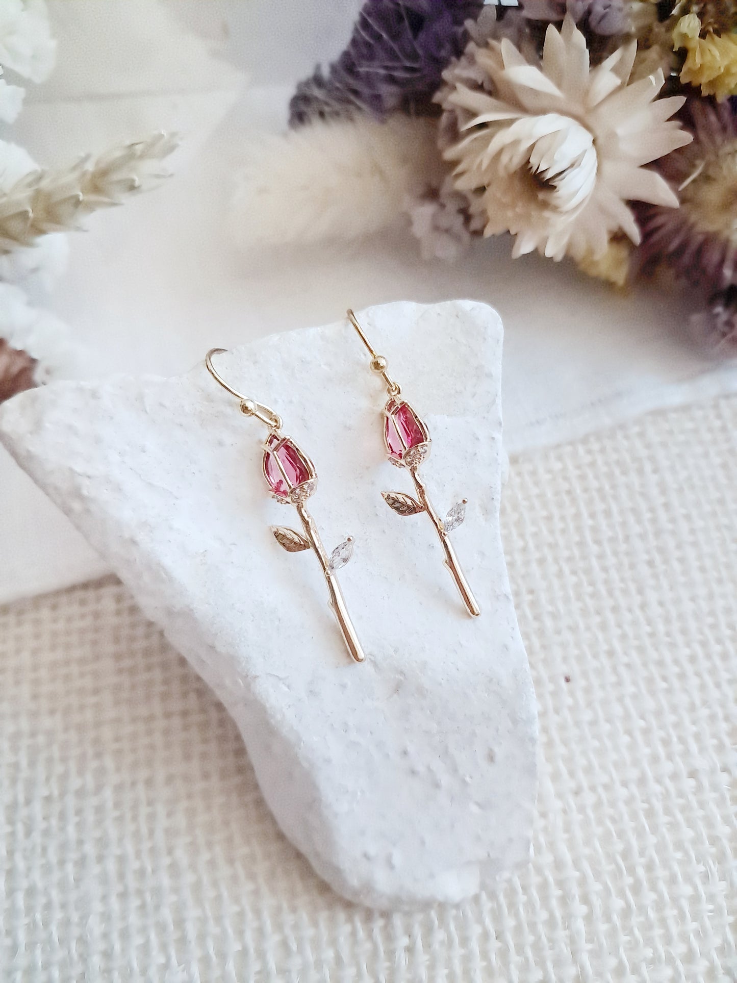 Boucles d'oreilles pendantes roses rouges