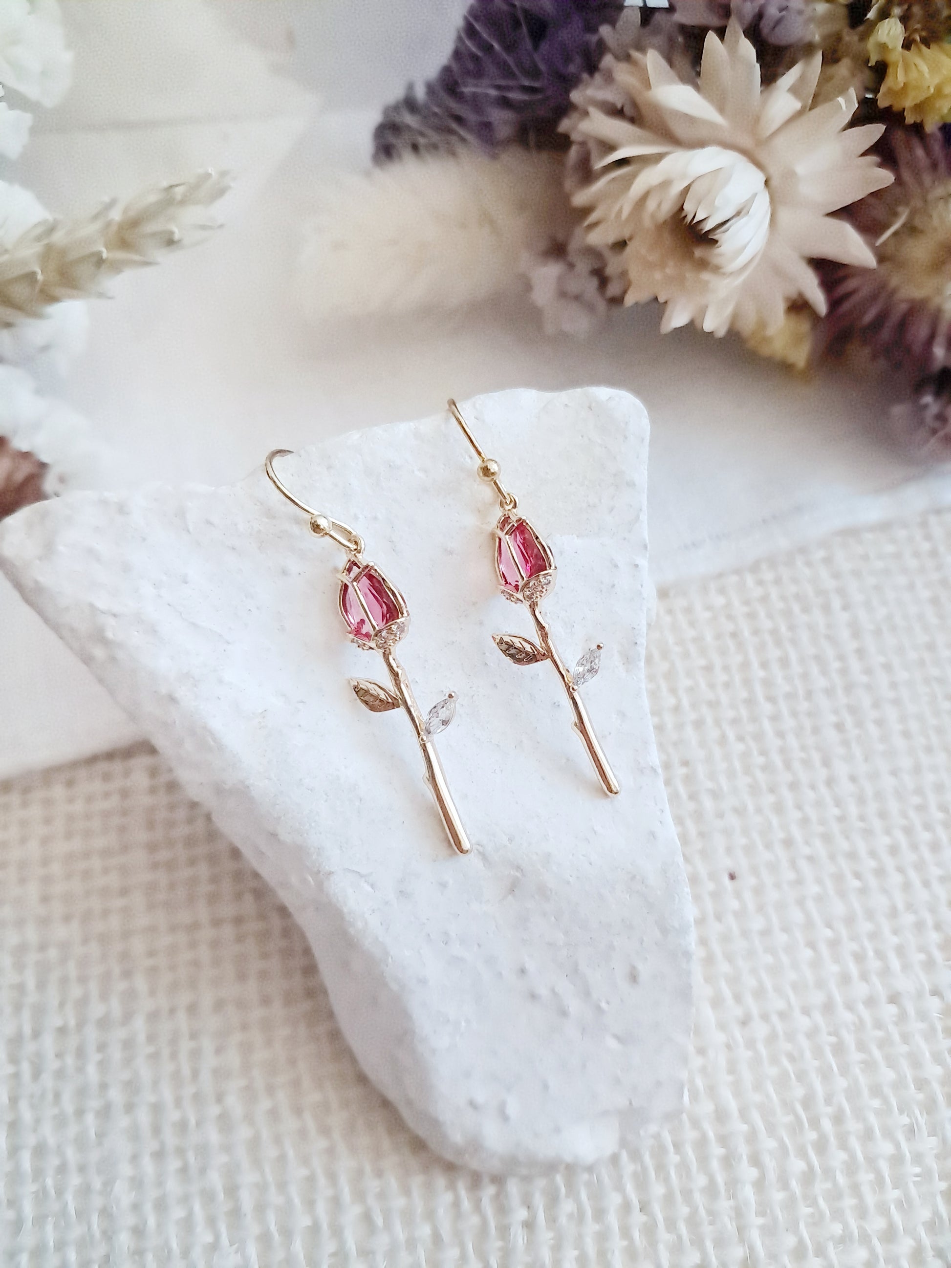 Boucles d'oreilles pendantes roses rouges