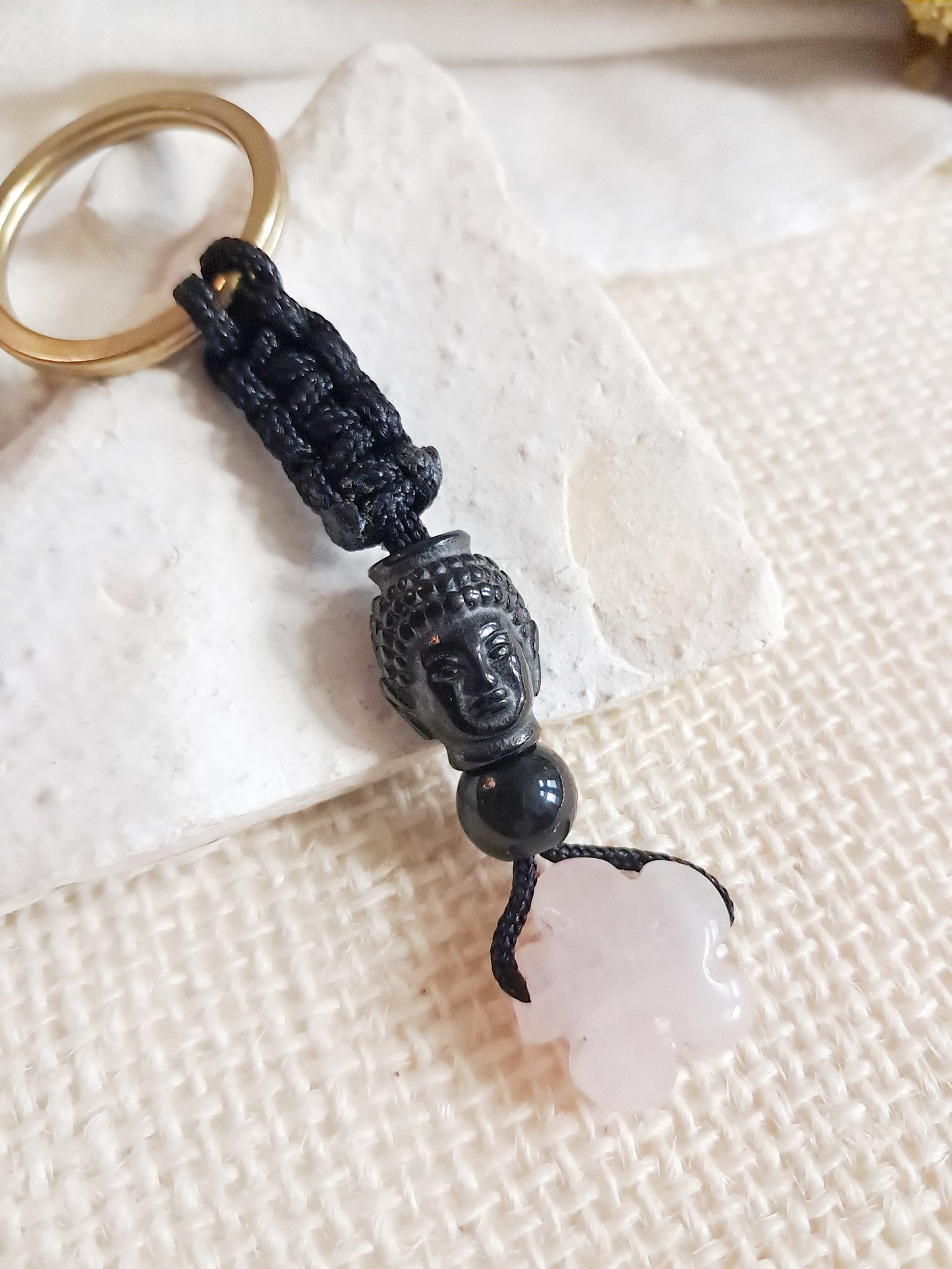 Porte-clés tête de Bouddha et fleur en quartz rose