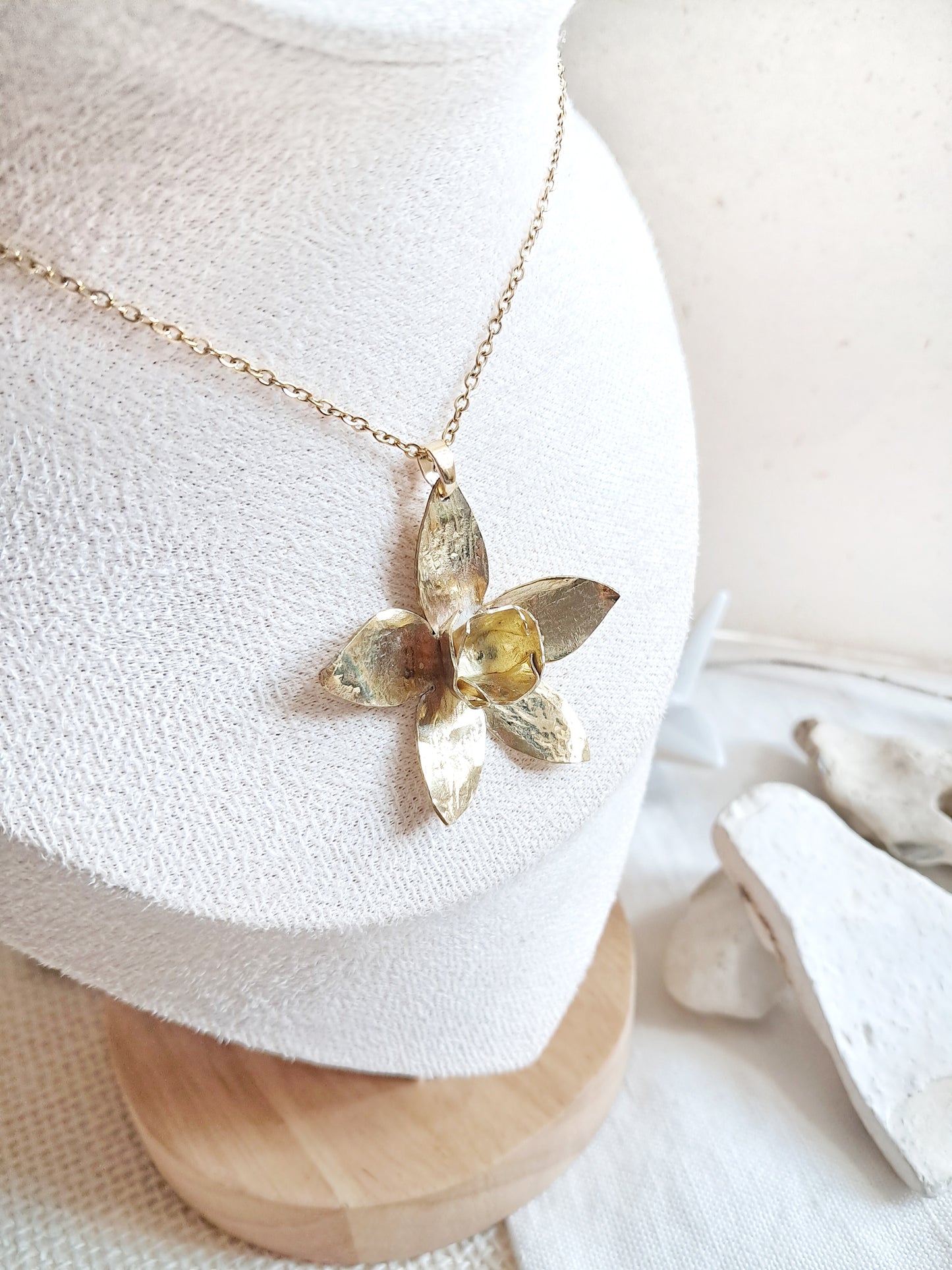 Collier fleur de narcisse jonquille